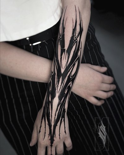 Liquid Tribal Arm im Blackwork Style auf Unterarm von Solution Ink in Wildau