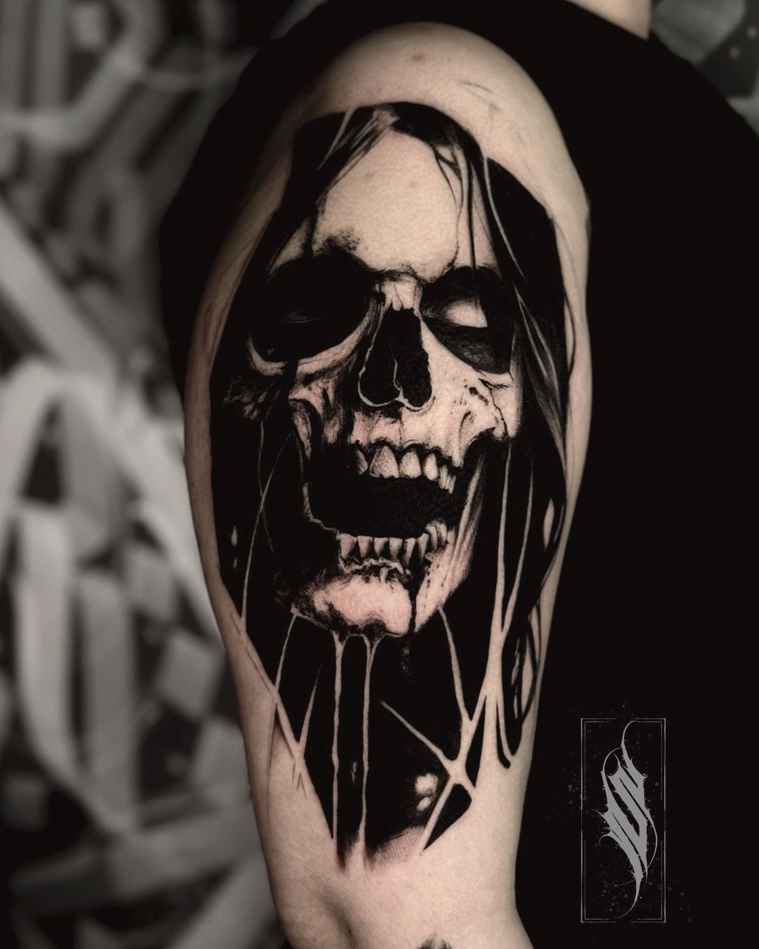 Totenkopf Oberarm im Blackwork Style auf von Solution Ink in Wildau