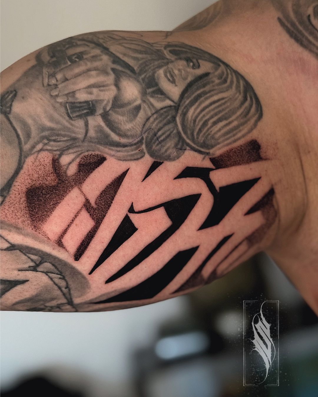 Zahlen Oberarm im Small Lettering Style auf von Solution Ink in Wildau