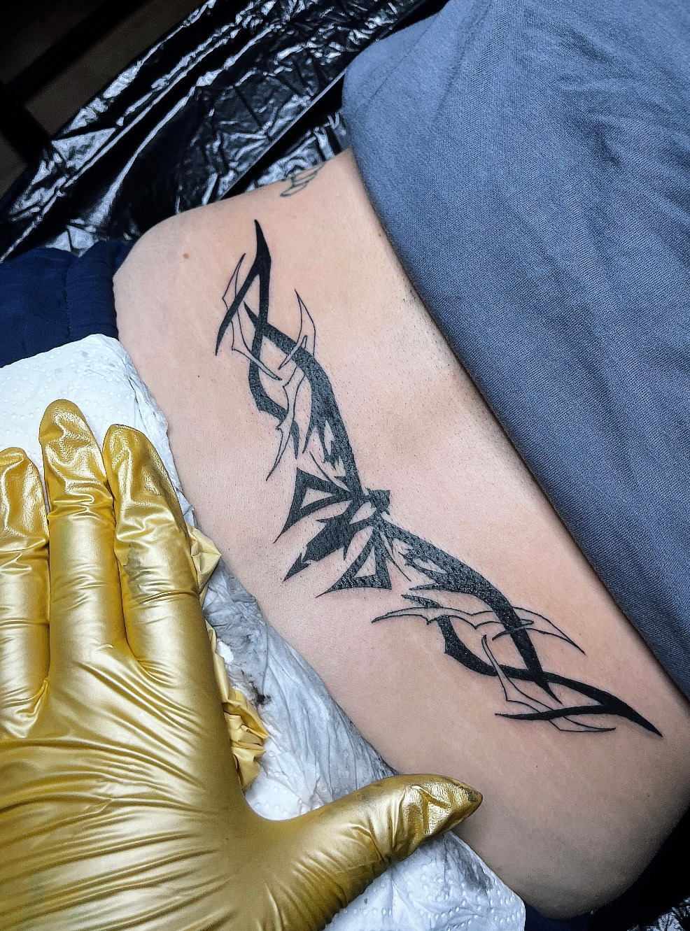 arschgeweih tribal mit schmetterling in Blackwork style on Back by ayranharam Berlin