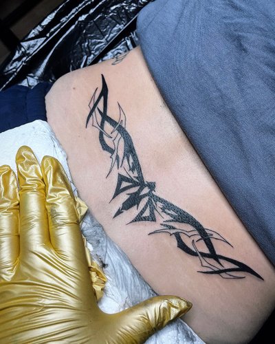 arschgeweih tribal mit schmetterling im Blackwork Style auf Rücken von ayranharam in Berlin