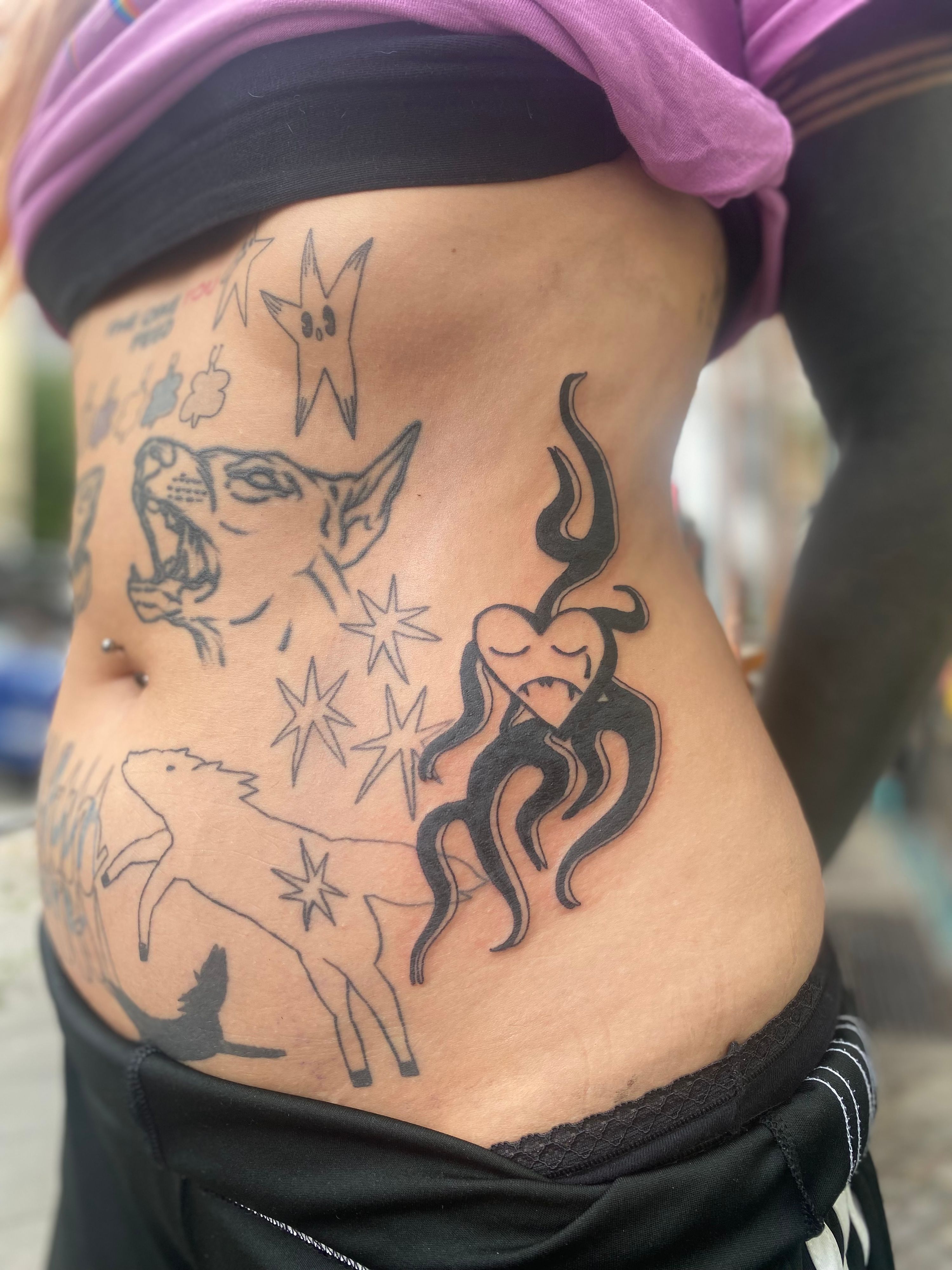 weinendes herz mit tribal im Ignorant Style auf Bauch von ayranharam in Berlin