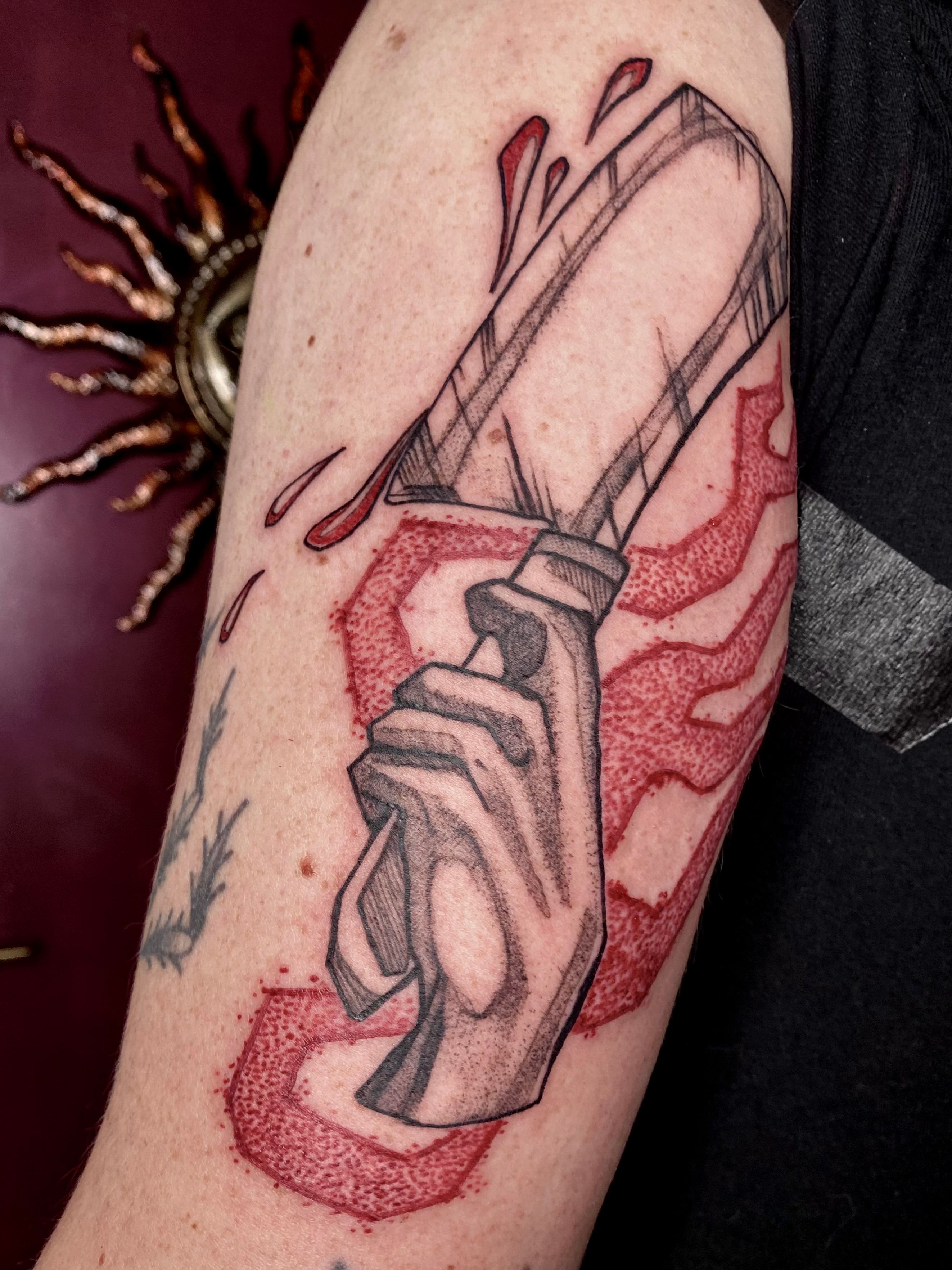 hand mit beil und dotwork flamme für m. im Illustrative Style auf Oberarm von ayranharam in Berlin