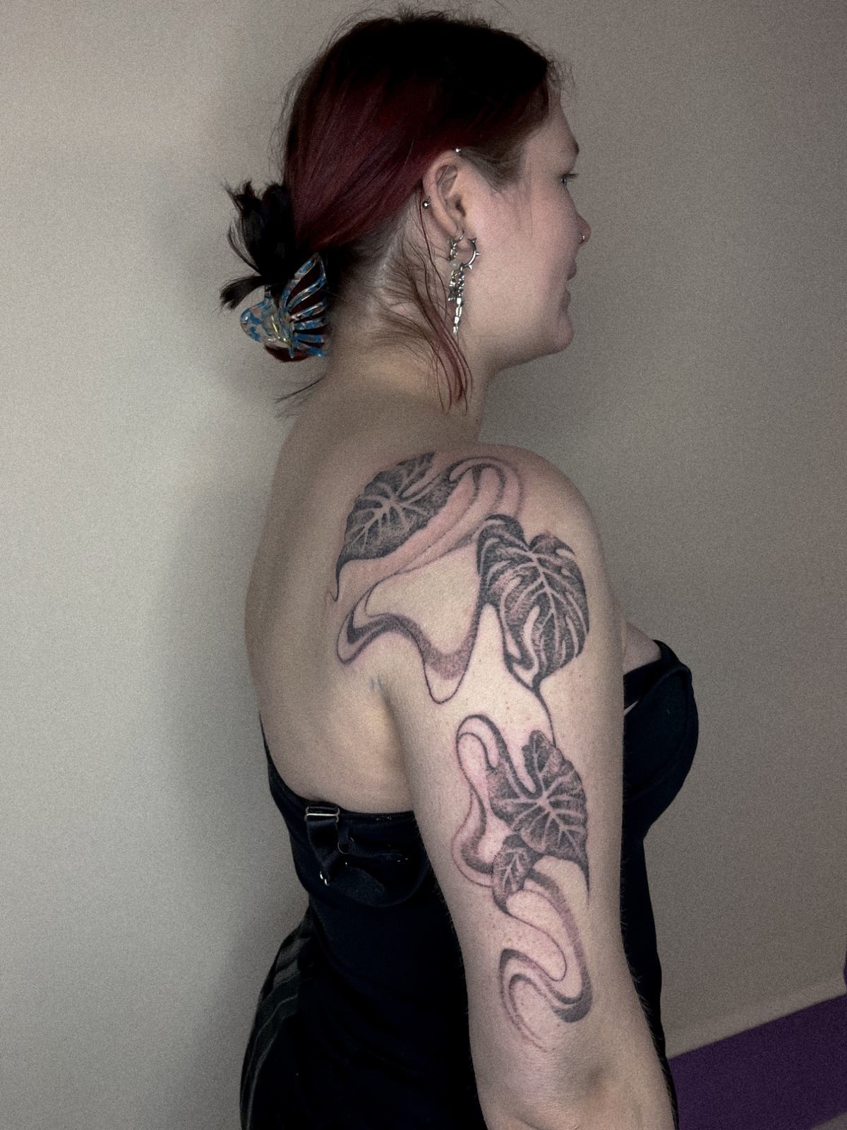 Abstrakt Flowy Monstera Dotwork im Black & Gray Style von nur so tattoos in Leipzig