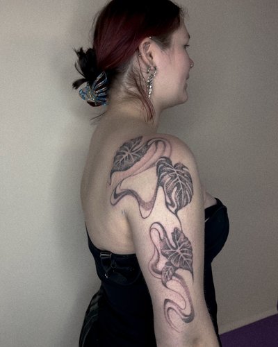 Abstrakt Flowy Monstera Dotwork im Black & Gray Style von Tattoo Kiosk in Leipzig