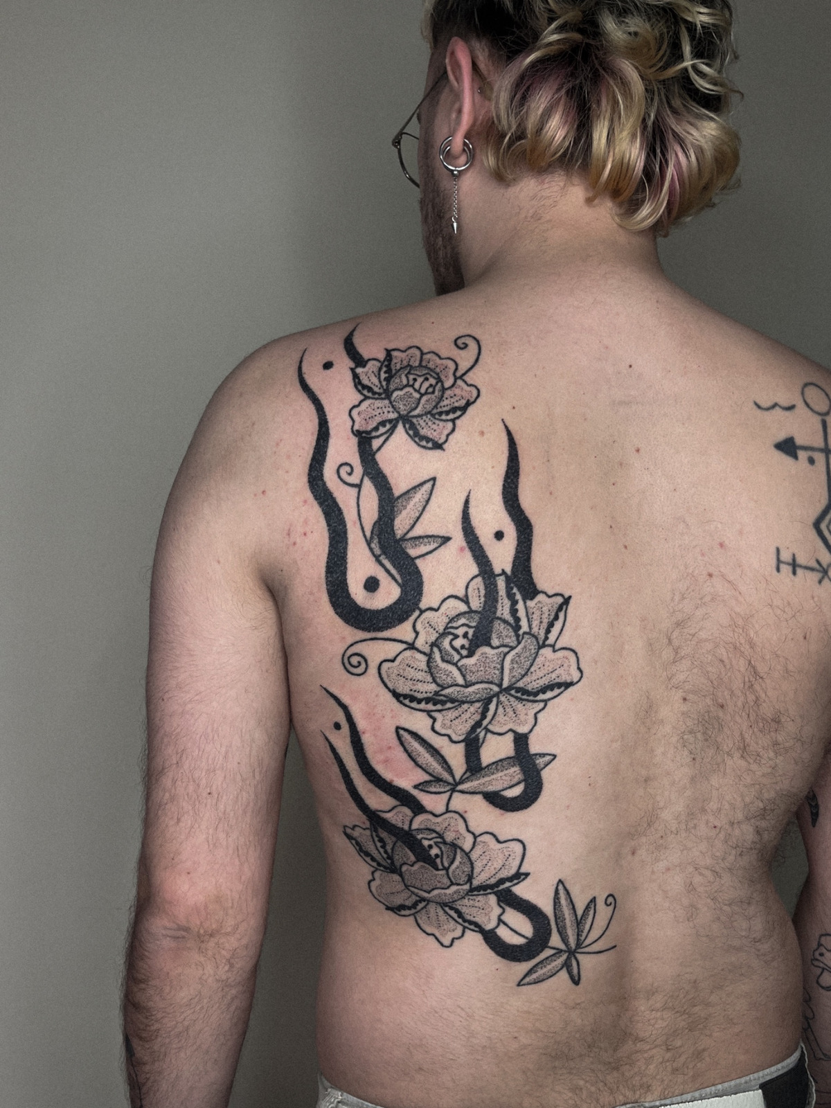 Florales Backpiece Blumen & Flammen im Black Gray Style auf Rücken von nur so tattoos in Leipzig