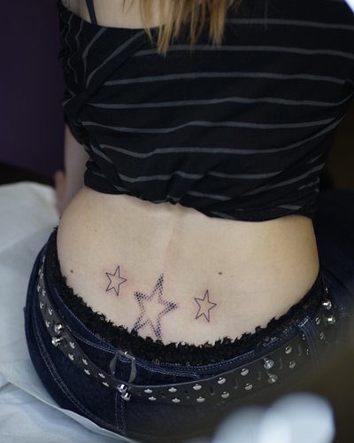 Halftone Stern Tramp Stamp Konzept im Black & Gray Style auf Rücken von Tattoo Kiosk in Leipzig