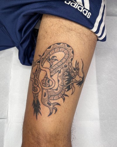 Oldschool Drachen // Japanese Dragon im Black & Gray Style auf Oberschenkel von Tattoo Kiosk in Leipzig