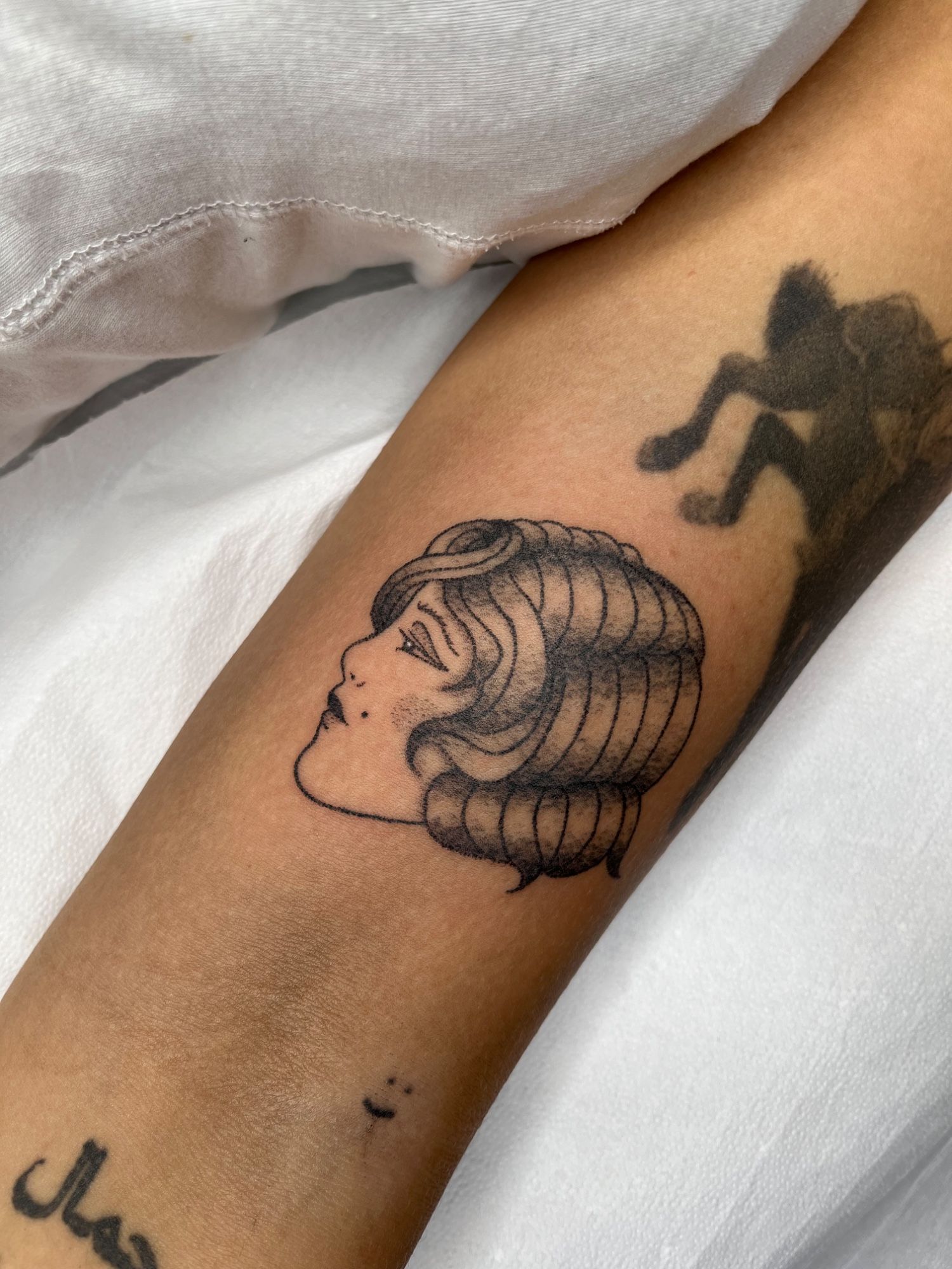 Traditional Lady Head im Black & Gray Style auf Oberarm von nur so tattoos in Leipzig