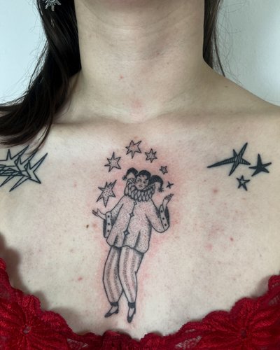 Dotwork Clown im Style auf Brust von Tattoo Kiosk in Leipzig
