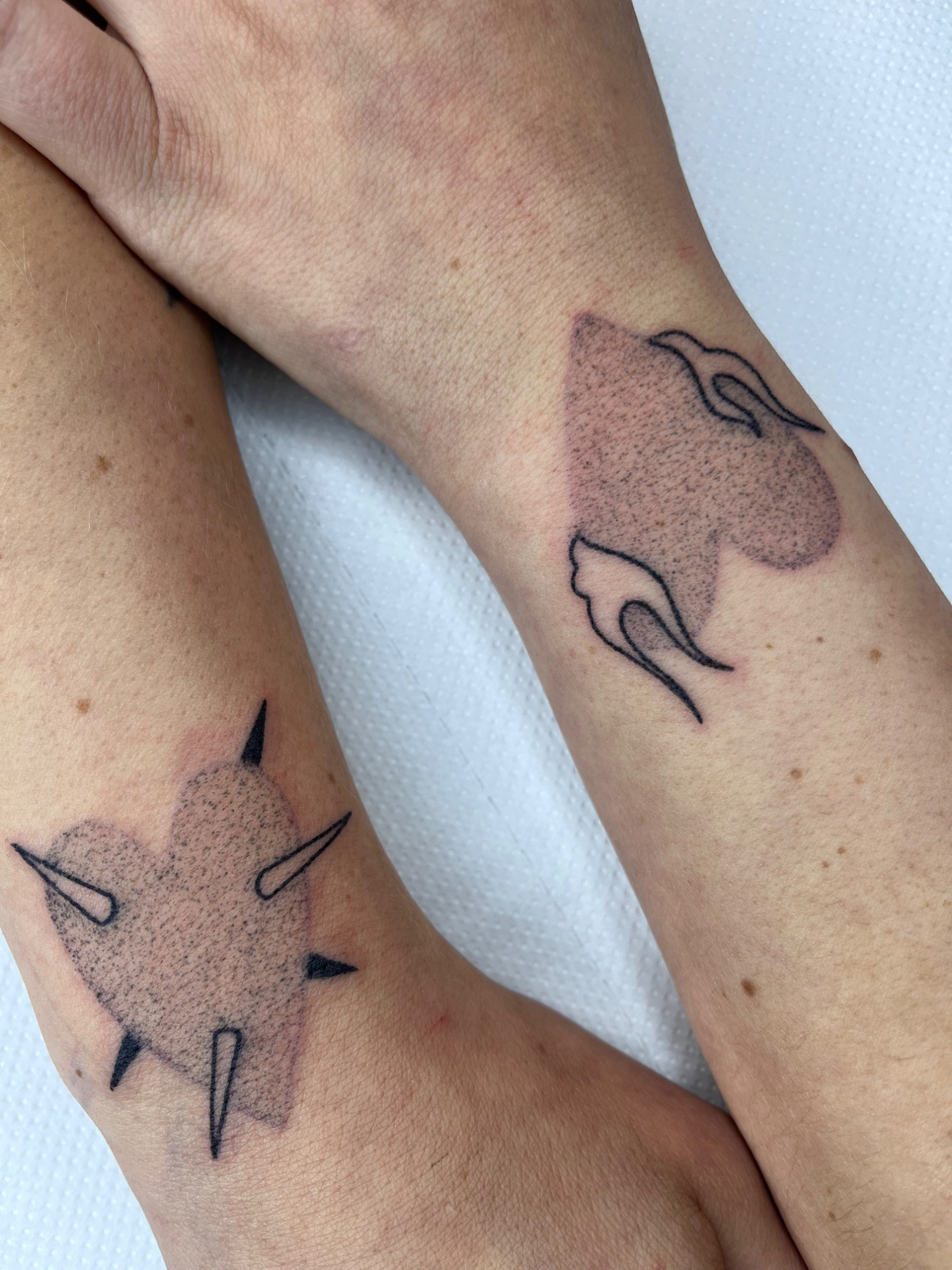 Herz mit Stacheln / Flammen im Dotwork Style auf Handgelenk von nur so tattoos in Leipzig