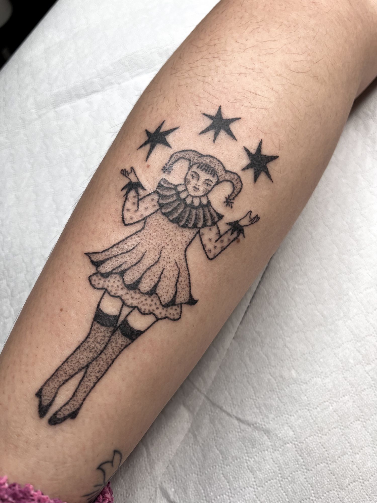 Pierrot Clownin im Dotwork Style auf Wade von nur so tattoos in Leipzig