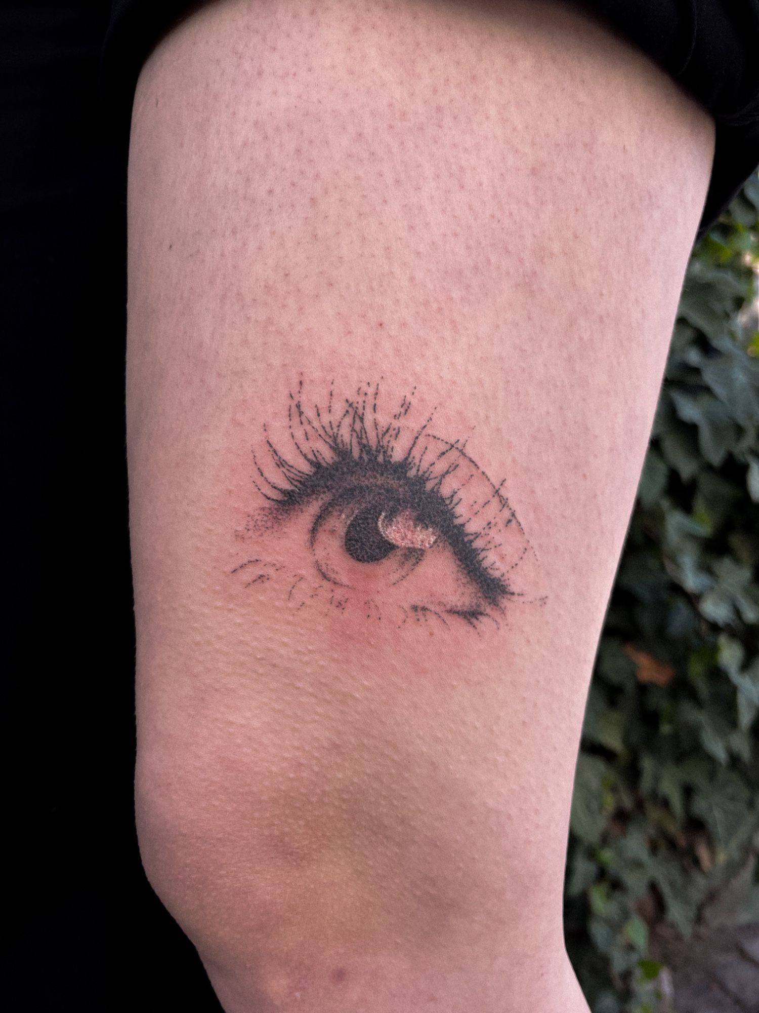 Realistisches Auge Dotwork Handpoke im Style auf Oberschenkel von Tattoo Kiosk in Leipzig