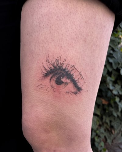 Realistisches Auge Dotwork Handpoke im Style auf Oberschenkel von Tattoo Kiosk in Leipzig