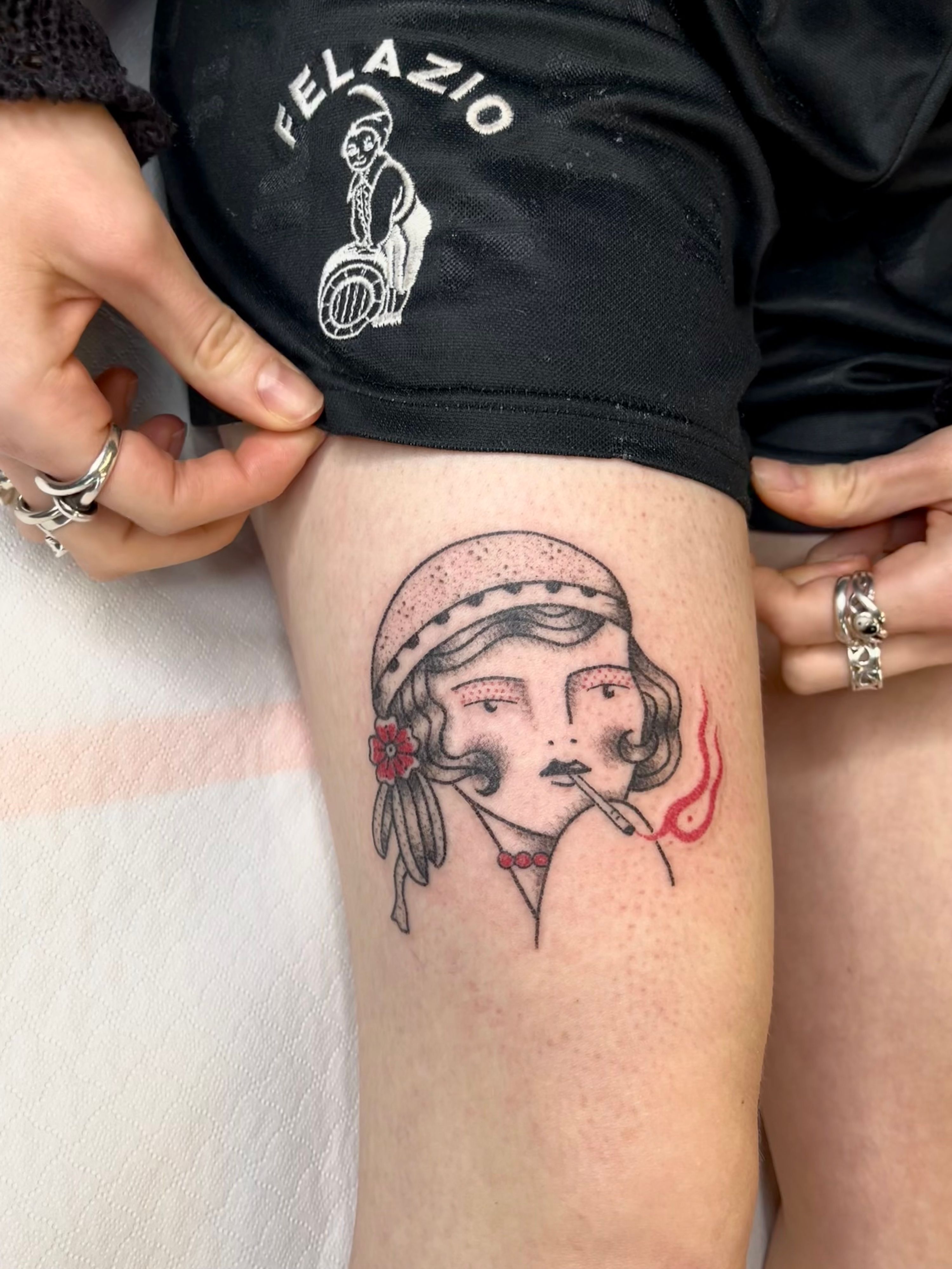 Handpoke Traditional Lady Heady im Oldschool, Style auf Oberschenkel von Tattoo Kiosk in Leipzig