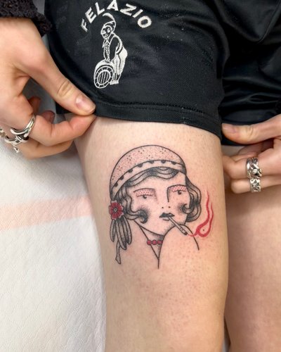 Handpoke Traditional Lady Heady im Oldschool, Style auf Oberschenkel von Tattoo Kiosk in Leipzig