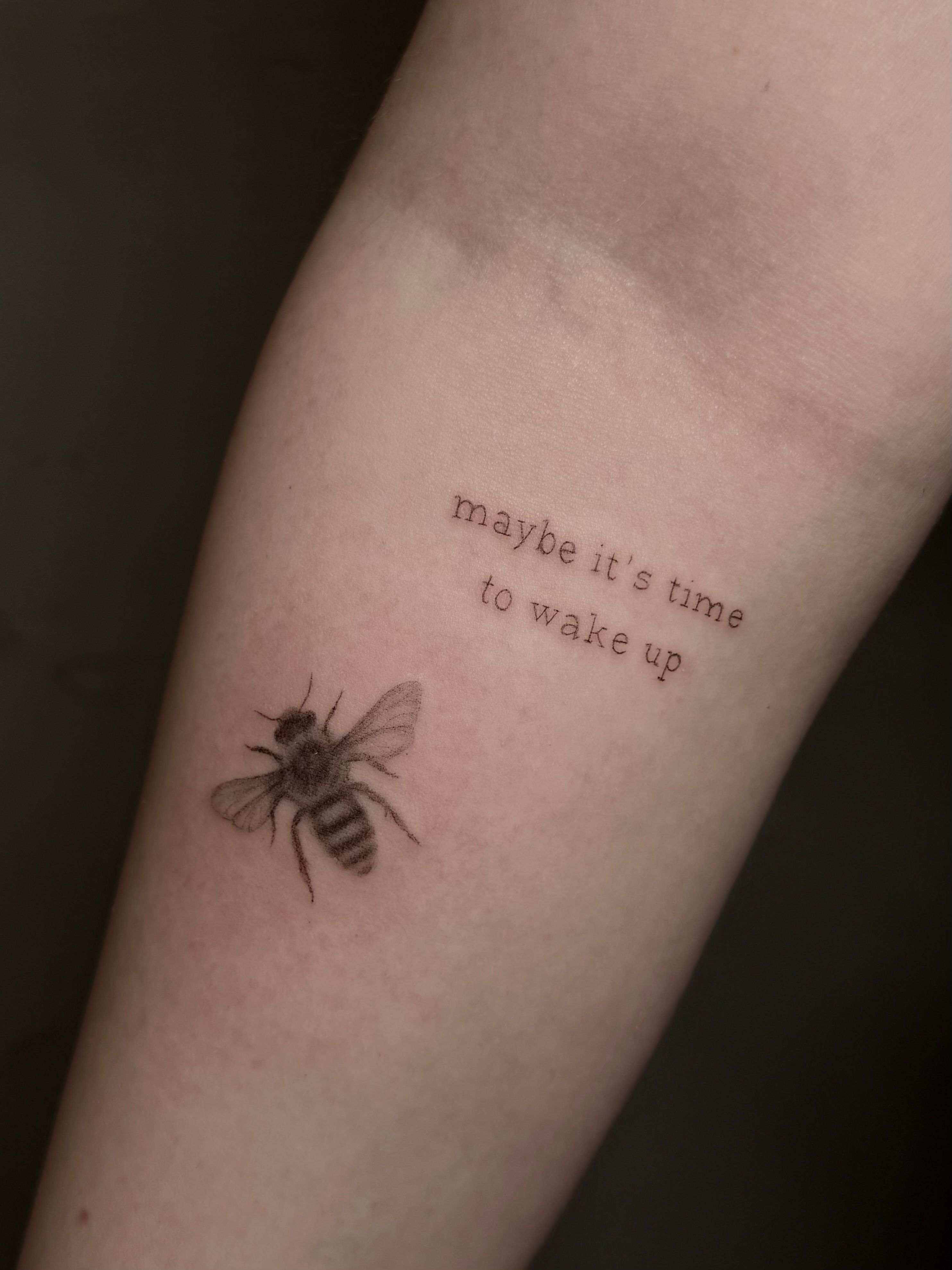Biene, Schriftzug im Fineline Style auf Unterarm von Room 23 tattoo & art in Lübeck