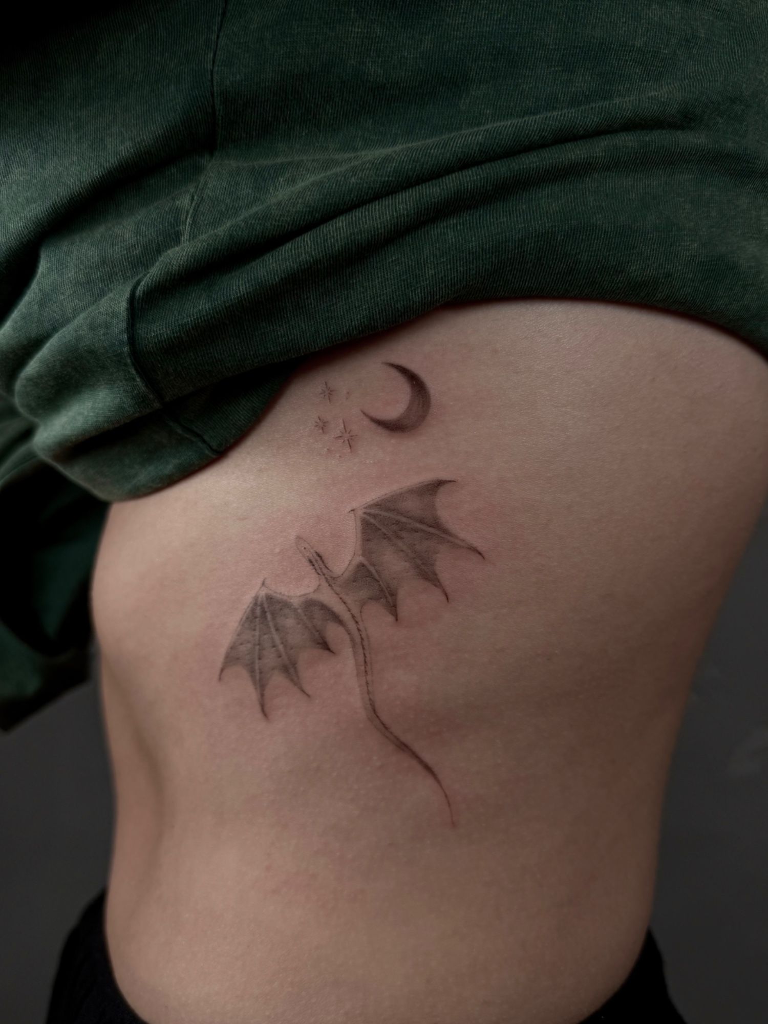 Drache im Fineline Style auf Rippen von Room 23 tattoo & art in Lübeck