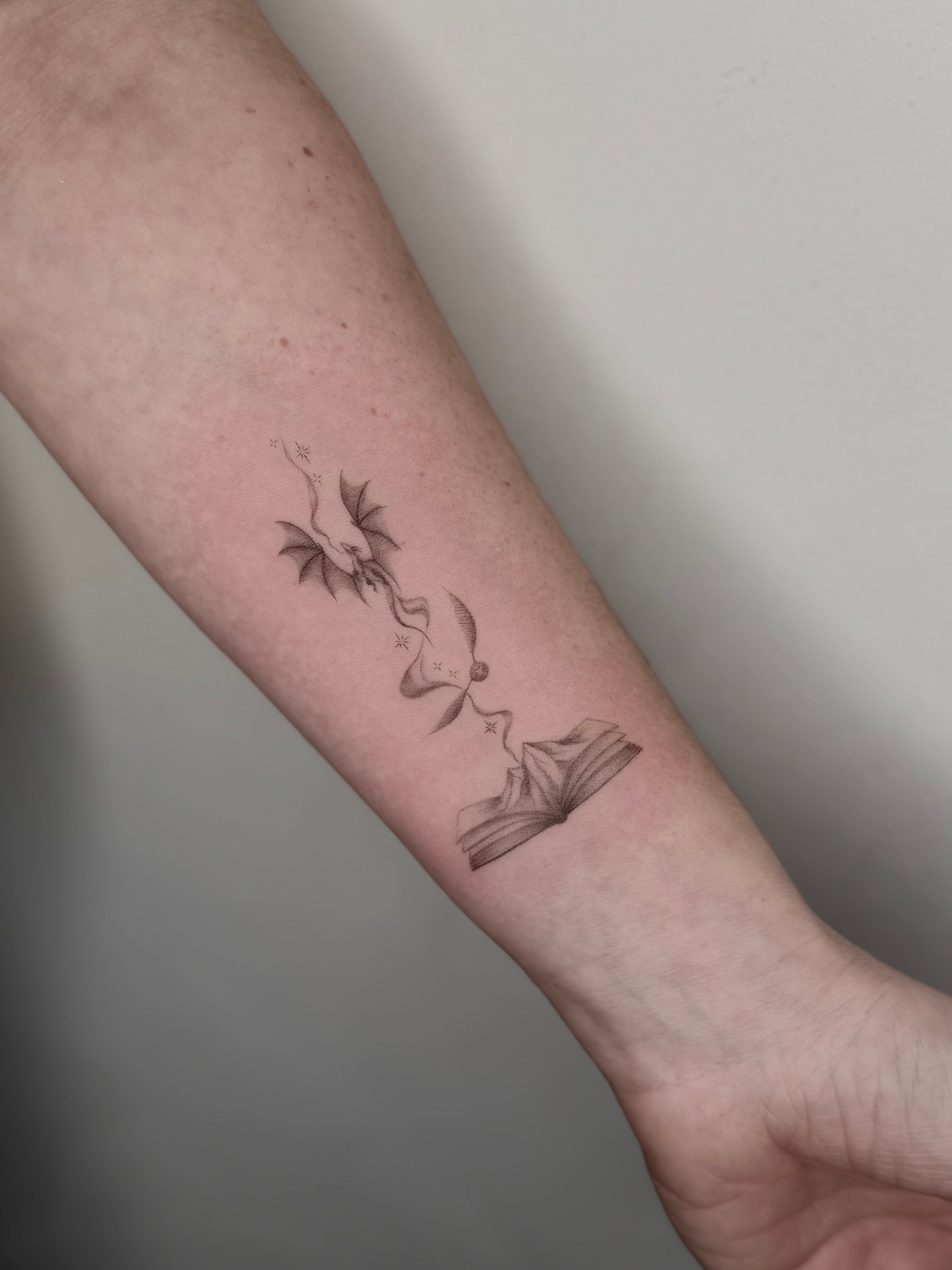 Fantasy lover im Fineline Style auf Unterarm von Ivy Art in Lübeck