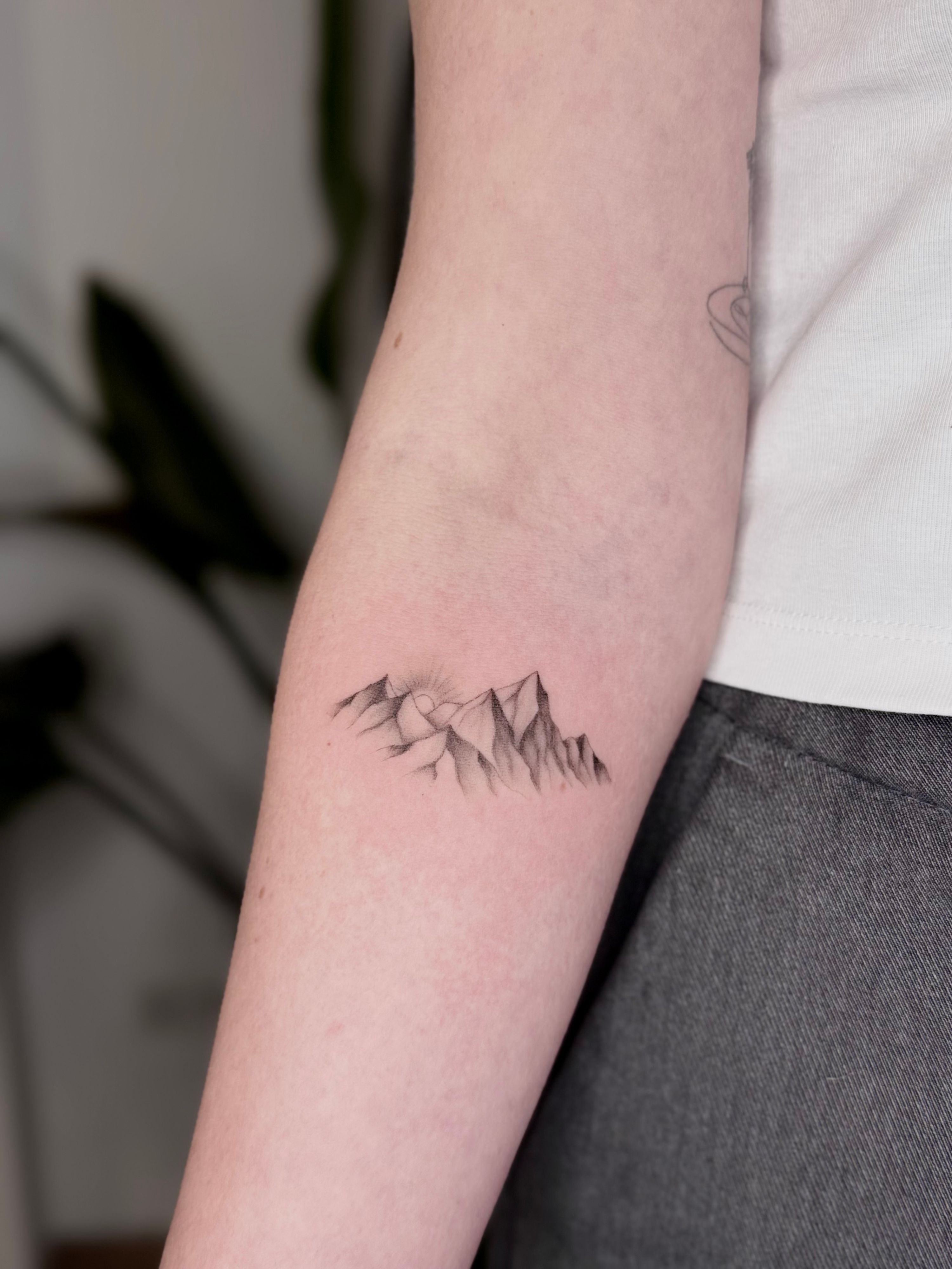 Mountains im Fineline Style auf Unterarm von Ivy Art in Lübeck