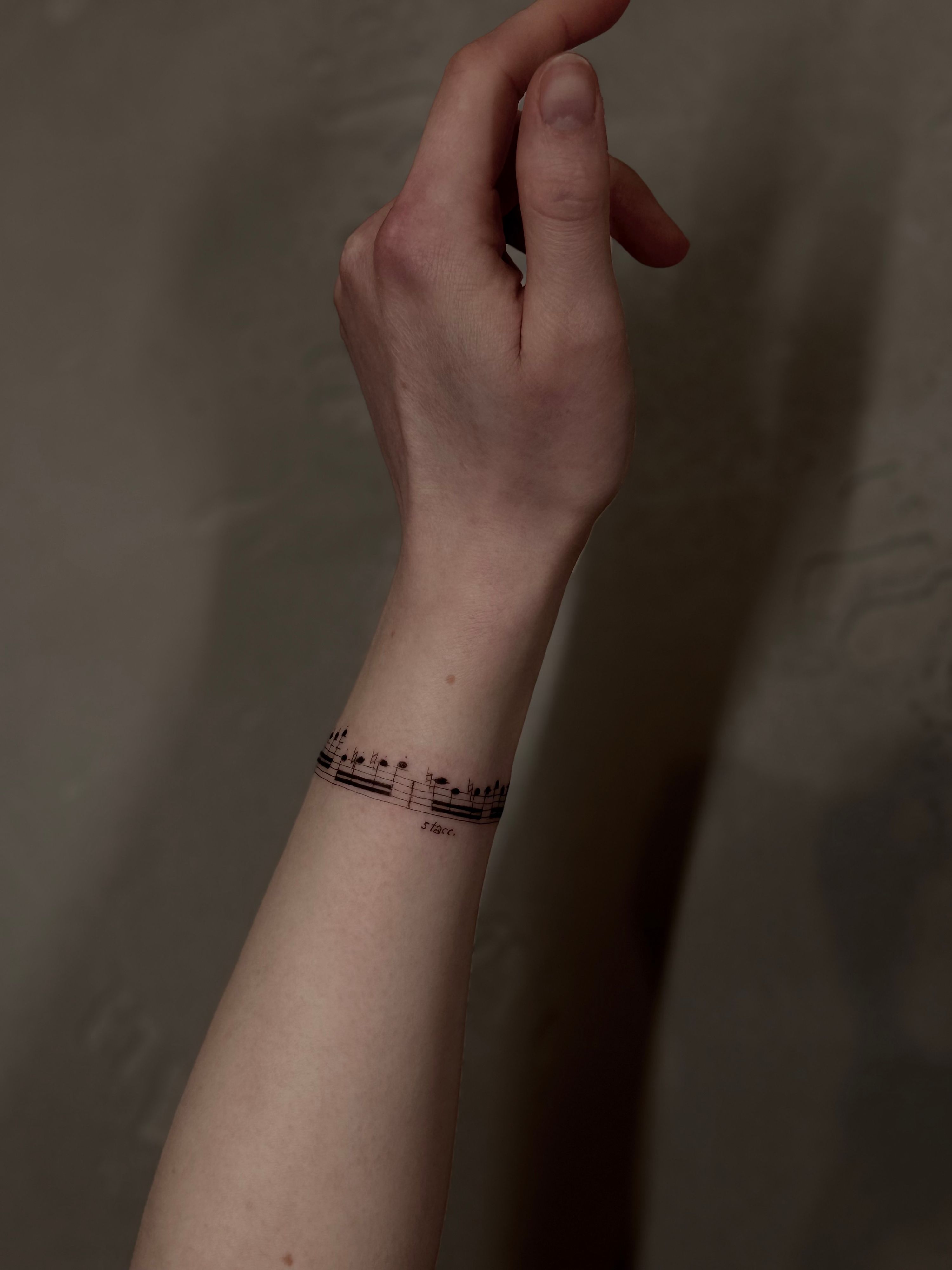 Noten im Fineline Style auf Handgelenk von Room 23 tattoo & art in Lübeck