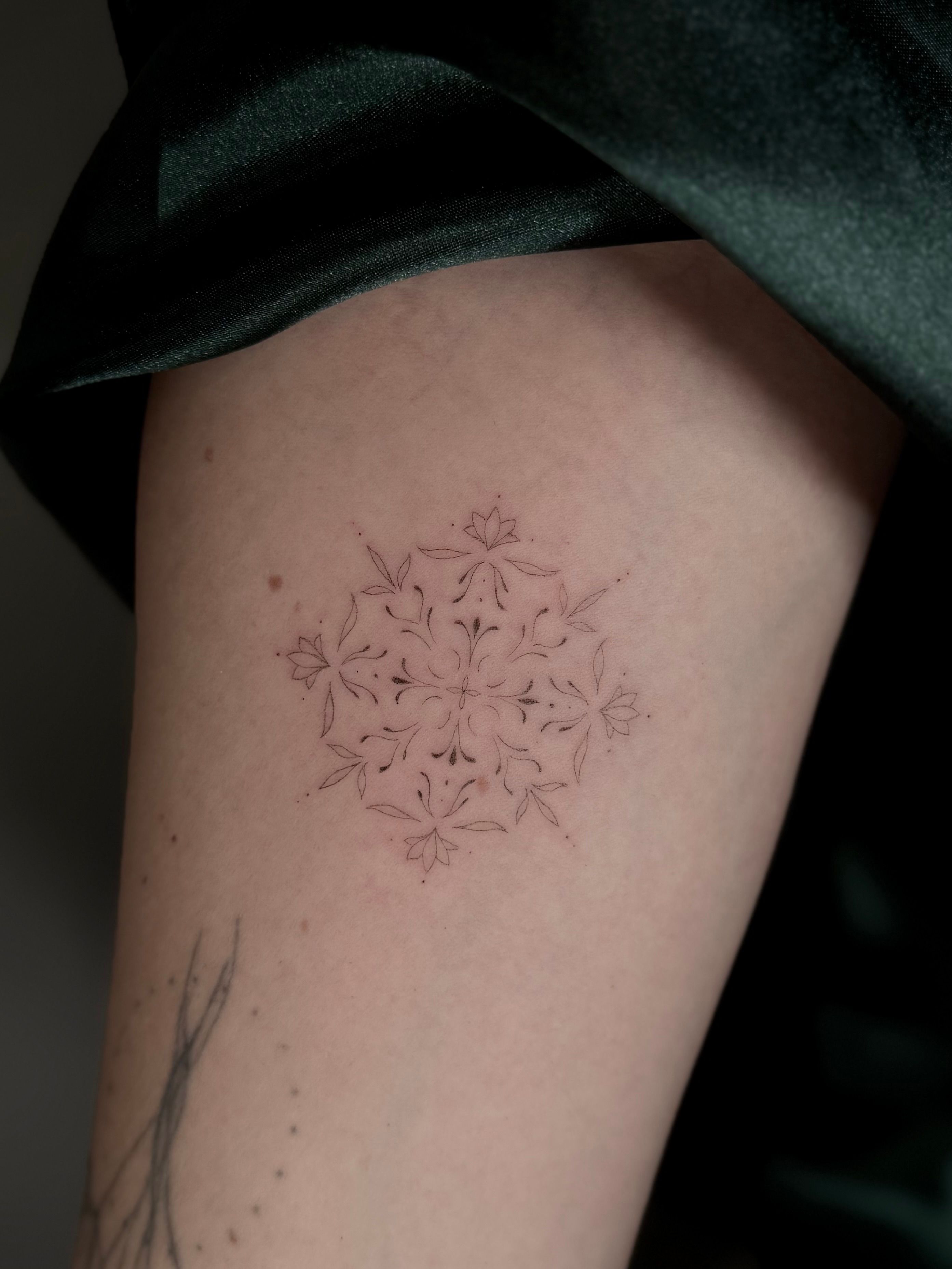 Ornament im Fineline Style auf Unterarm von Room 23 tattoo & art in Lübeck