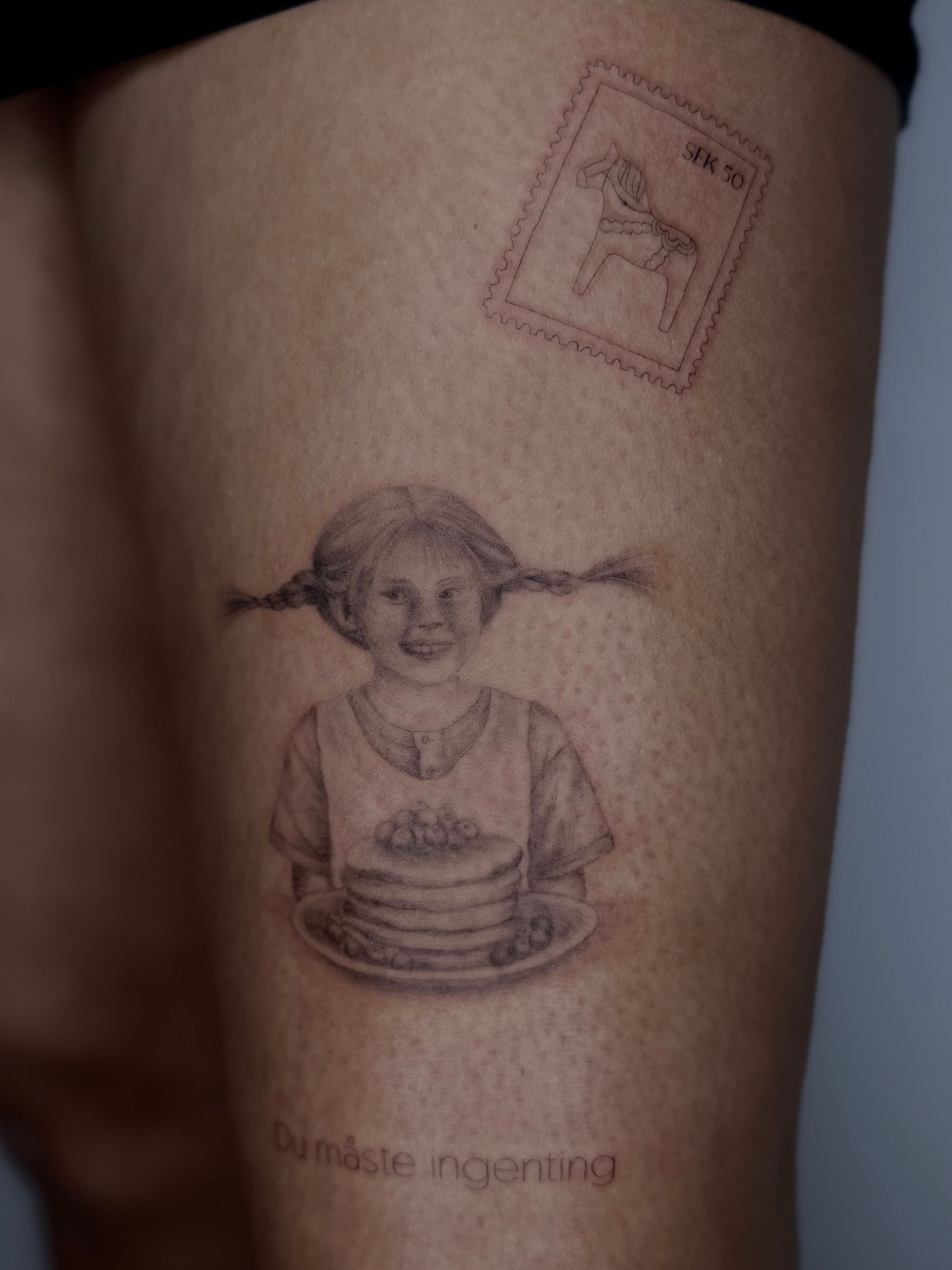 Pippi Langstrumpf im Fineline Style auf Oberschenkel von Room 23 tattoo & art in Lübeck