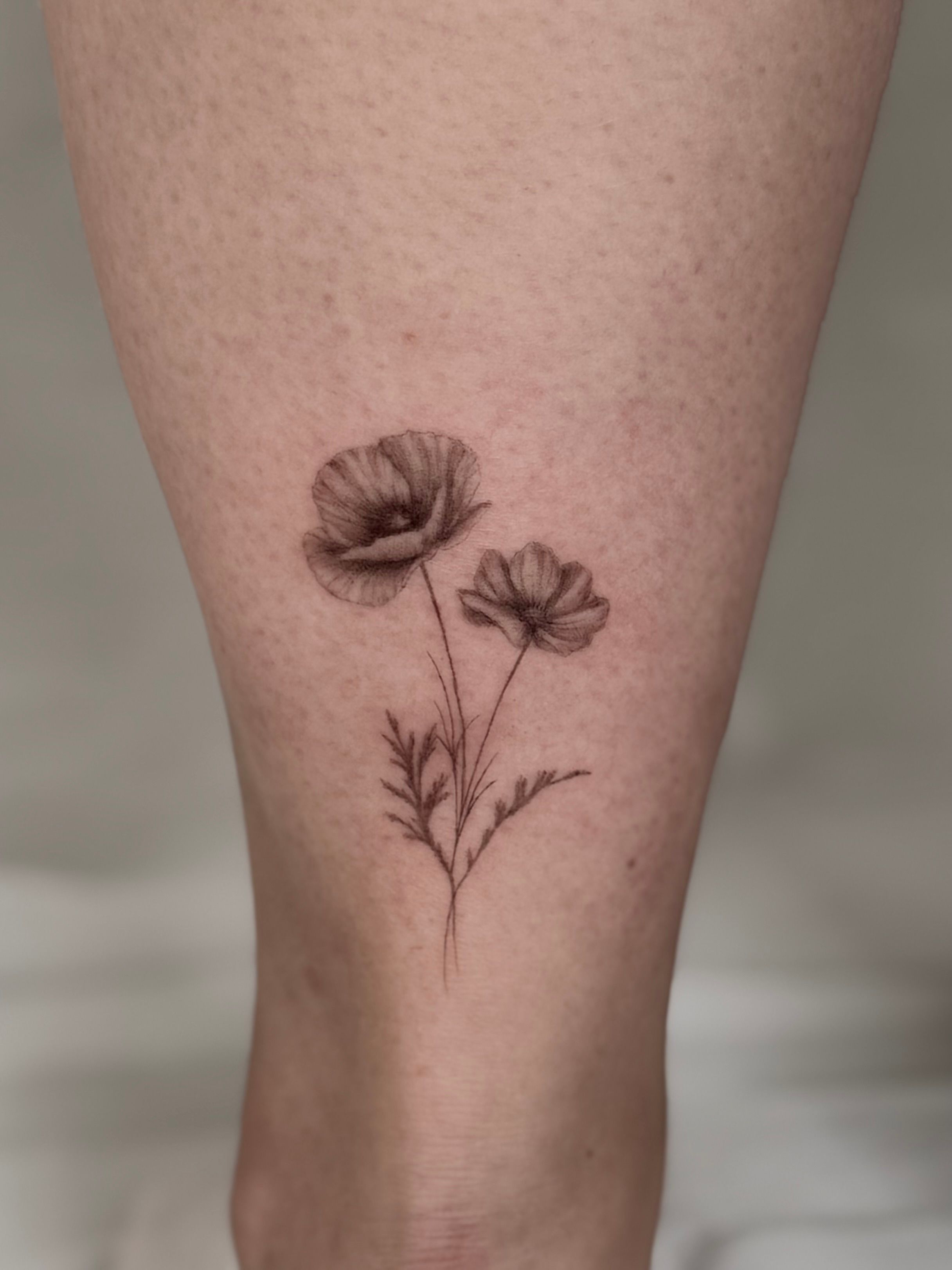 Geburtsblumen August&Oktober im Botanical, Floral Style auf Bein von Room 23 tattoo & art in Lübeck