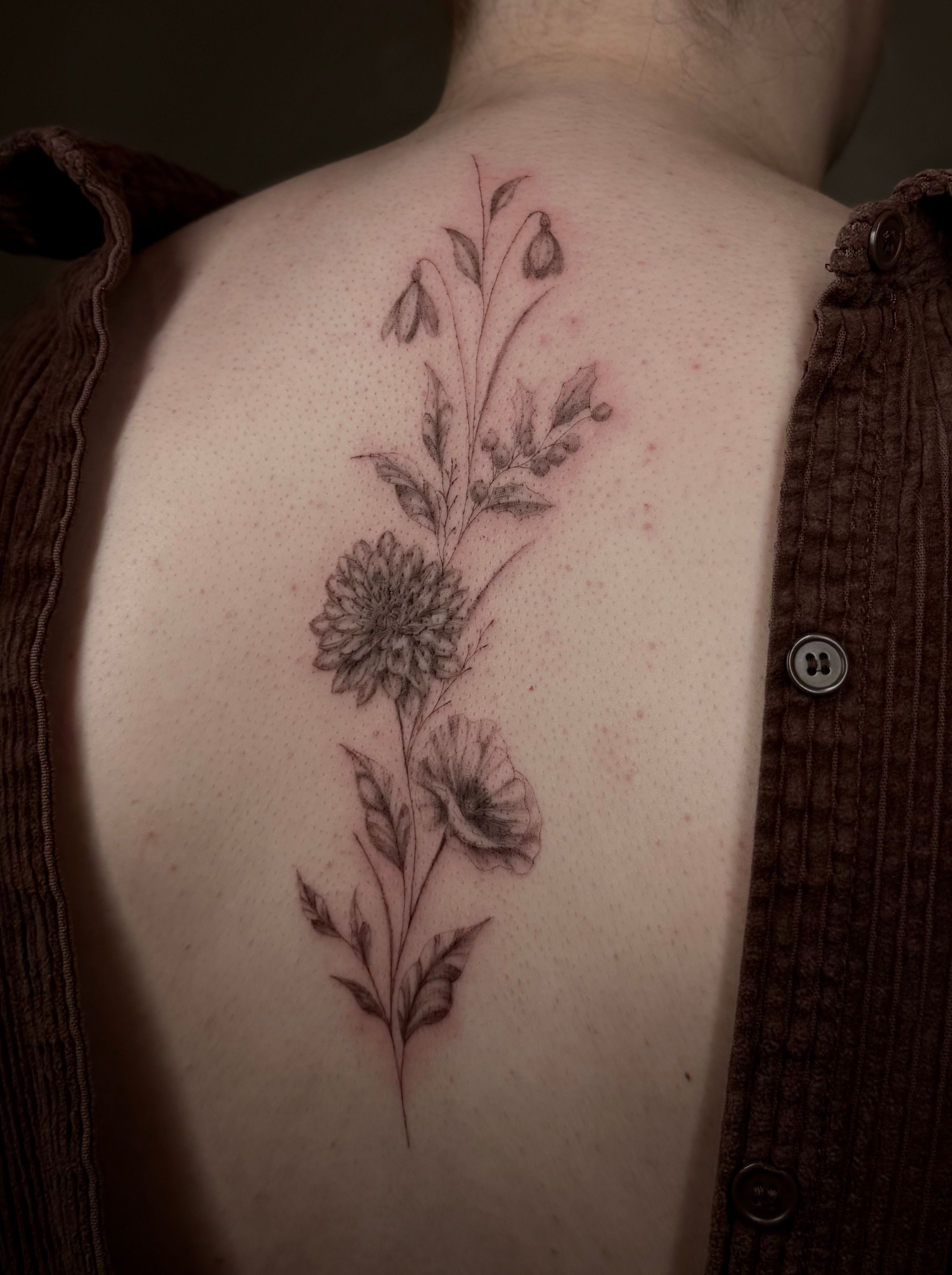 Geburtsblumen Ranke im Botanical, Floral Style auf Rücken von Room 23 tattoo & art in Lübeck