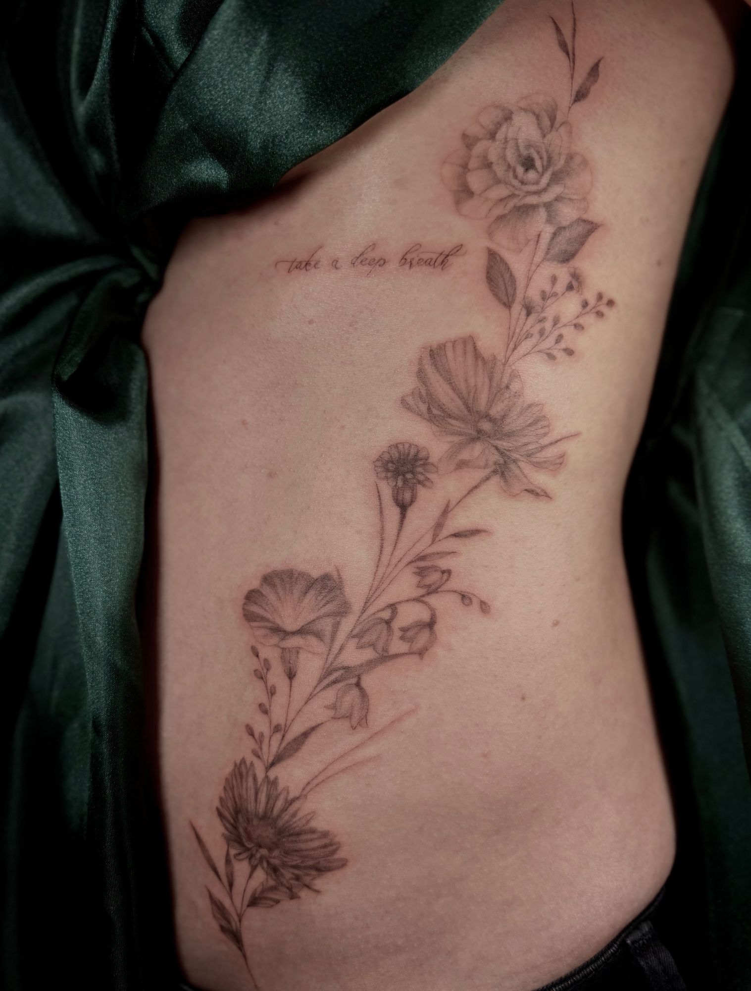 Geburtsblumenranke im Botanical, Floral Style auf Rippen von Room 23 tattoo & art in Lübeck