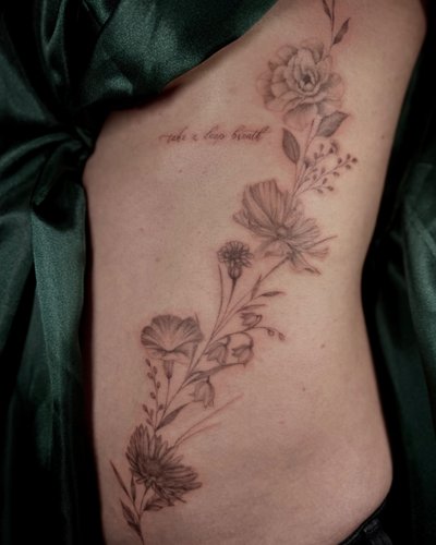Geburtsblumenranke im Botanical, Floral Style auf Rippen von Room 23 tattoo & art in Lübeck