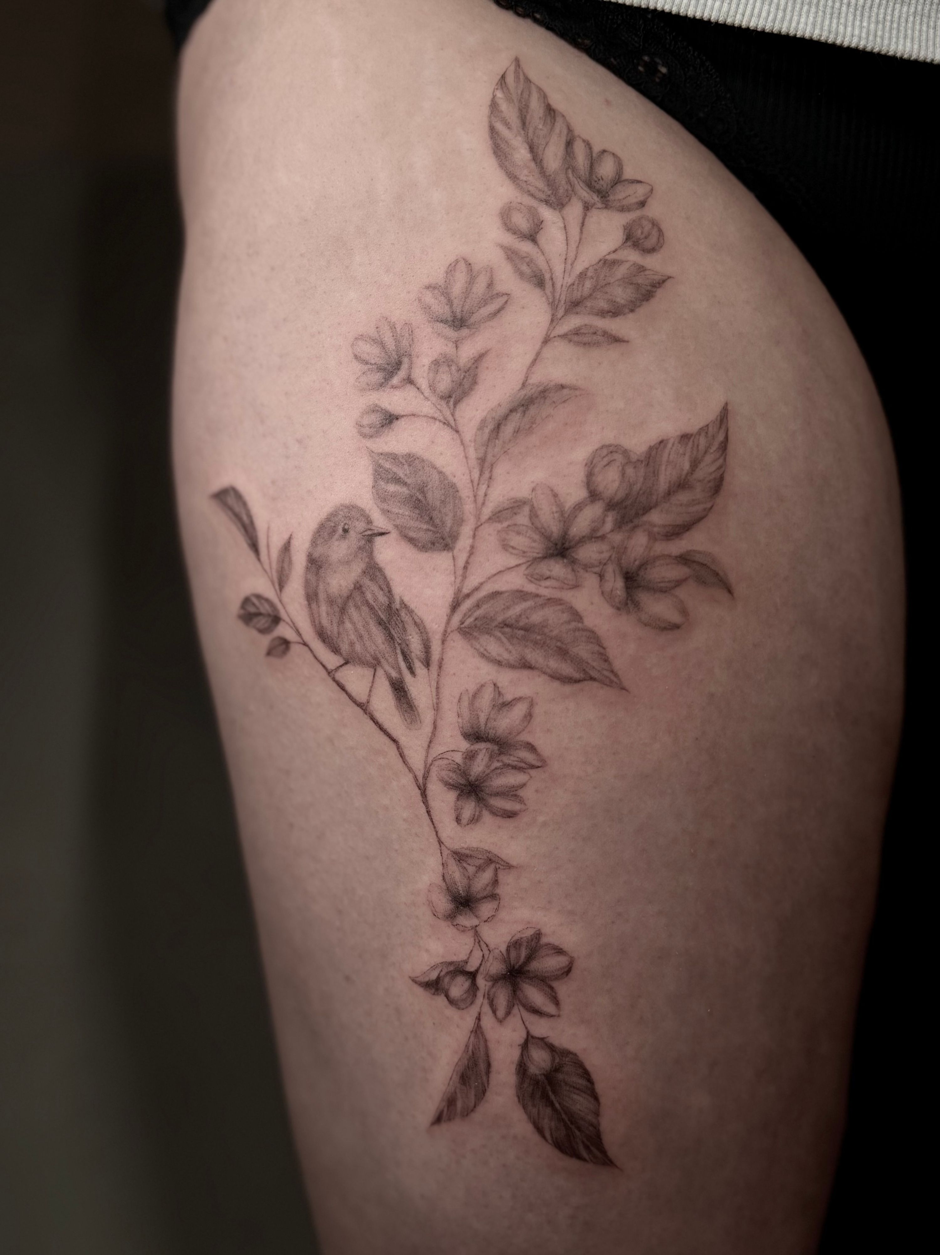 Vogel auf Ast mit Apfelblüte im Botanical, Floral Style Oberschenkel von Room 23 tattoo & art in Lübeck