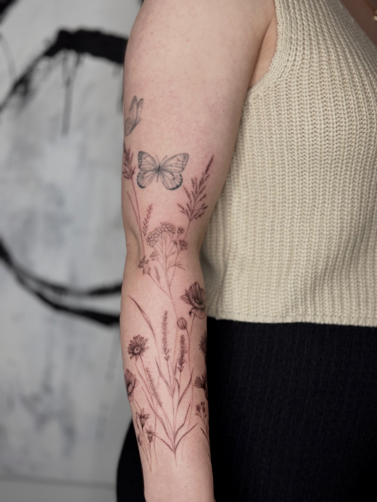 Wildflower half sleeve im Botanical, Floral Style auf Unterarm von Ivy Art in Lübeck