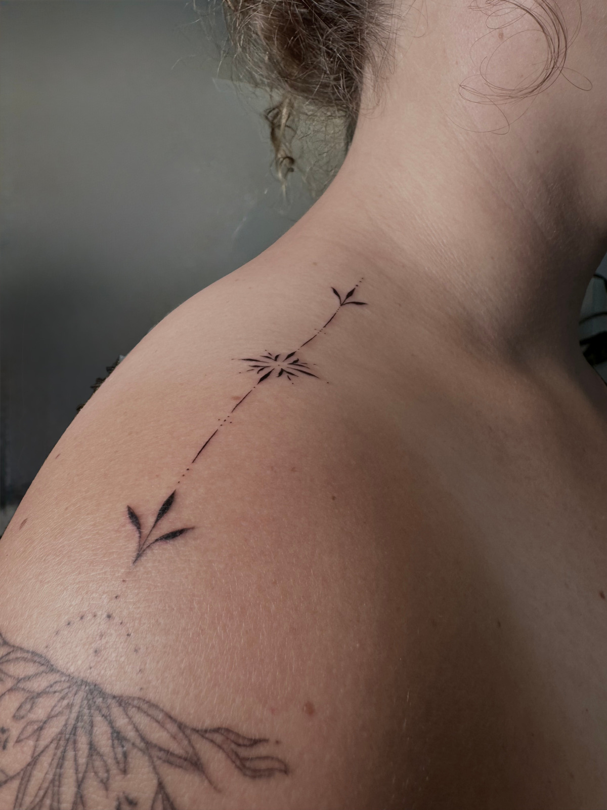 Ornament im Line Work Style auf Schulter von Ivy Art in Lübeck