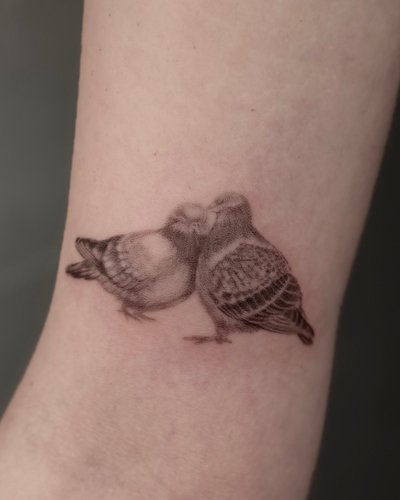 Turteltauben im Microrealistic Style auf Oberarm von Room 23 tattoo & art in Lübeck
