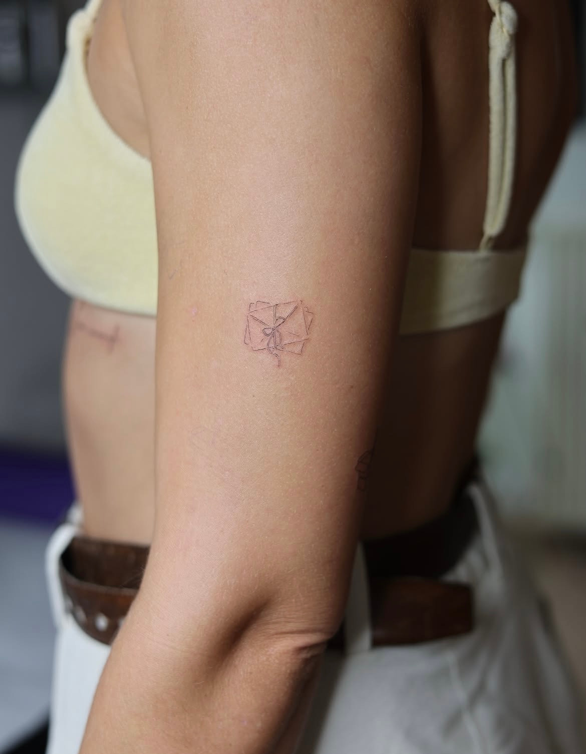 Love Letter im Fineline Style auf Oberarm von skinofglass_ in Hamburg