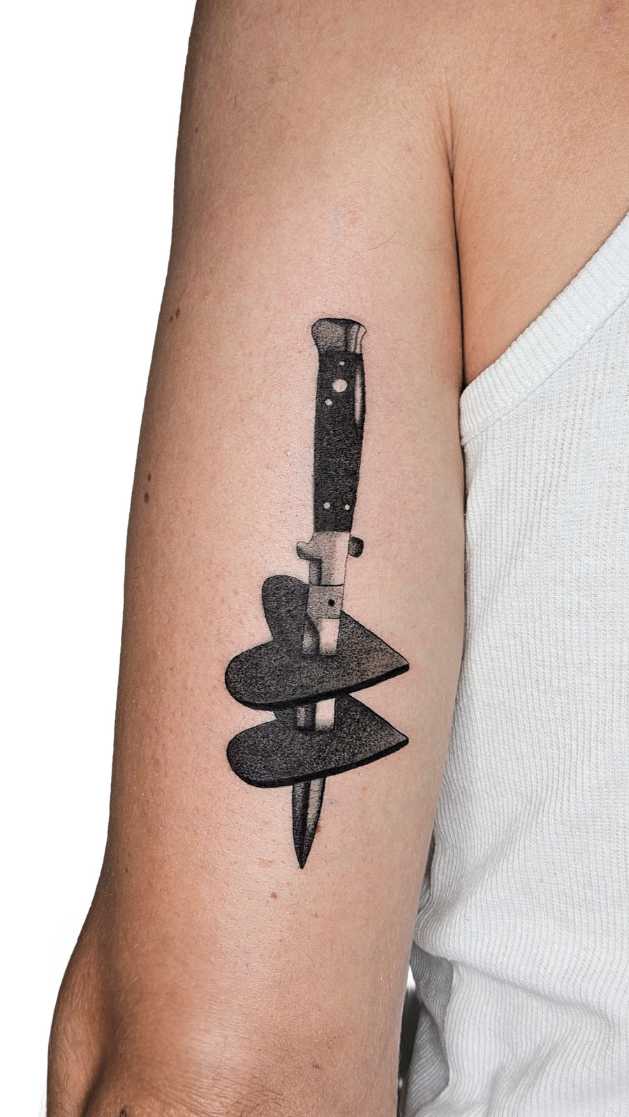 Messer mit Herz im Fineline Style auf Oberarm von Schandkunst in Freiburg Breisgau