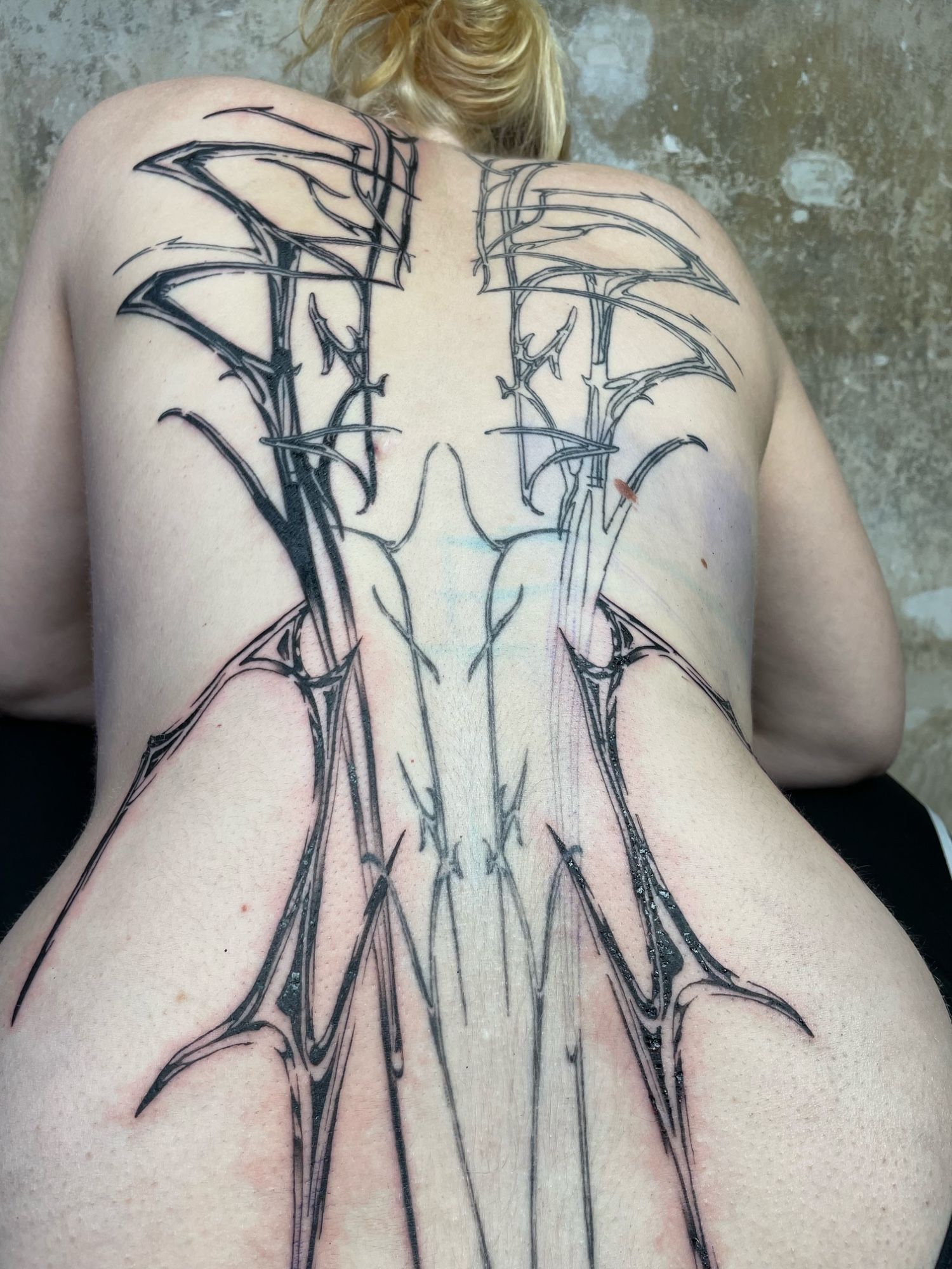 In process. Backpiece chromatic-mechanical Tribal im Abstract Style von Blckhrttt Leipzig