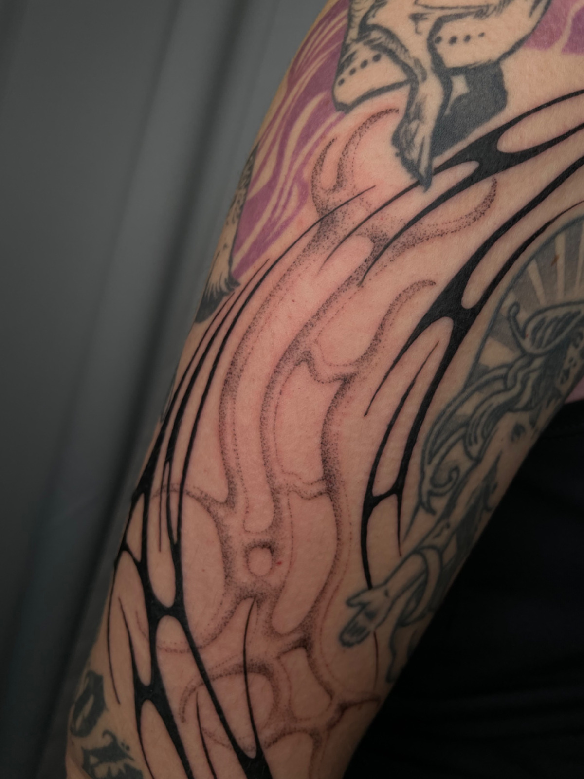 organic meets classic tribal im Dotwork Style von Blckhrttt in Leipzig