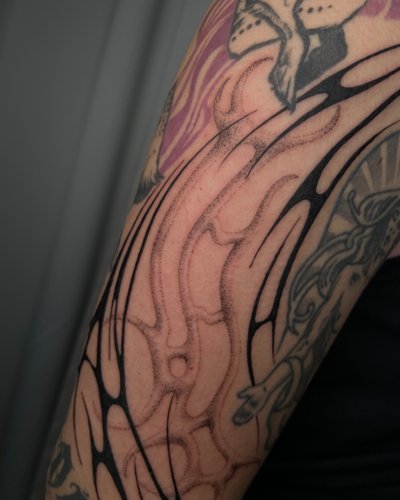 organic meets classic tribal im Dotwork Style von Blckhrttt in Leipzig