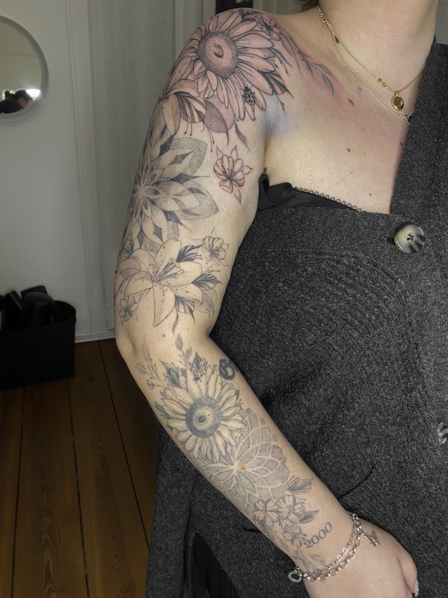 Arm Sleeve partly fresh healed im Dotwork Style auf Unterarm von Sadmeply Tattoo in Hamburg