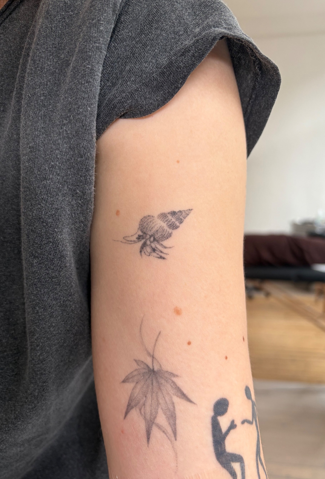 Dotwork Crayfish im Style auf Oberarm von Sadmeply Tattoo in Hamburg