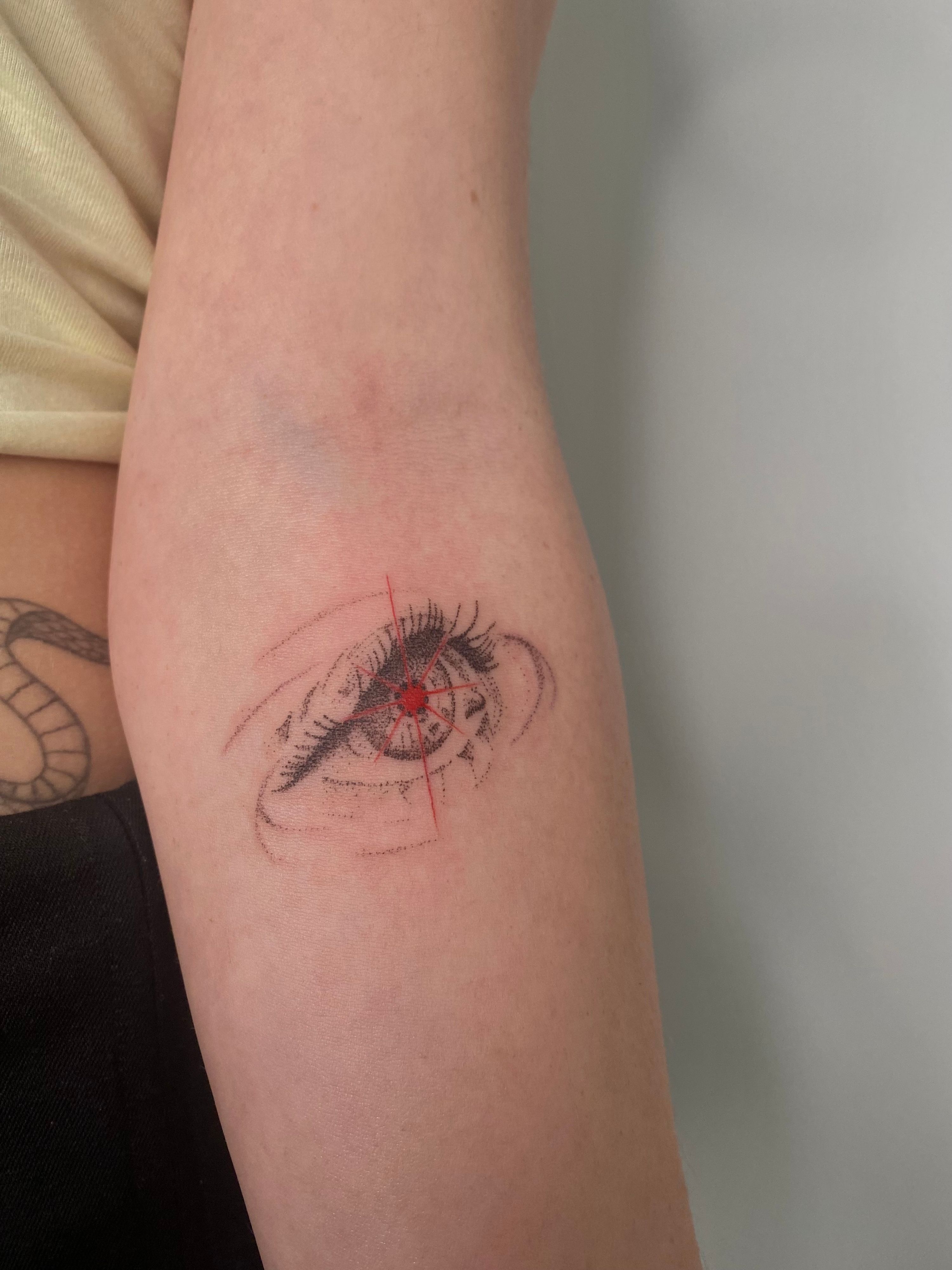 Eye & Red Star im Dotwork Style auf Unterarm von Sadmeply Tattoo in Hamburg