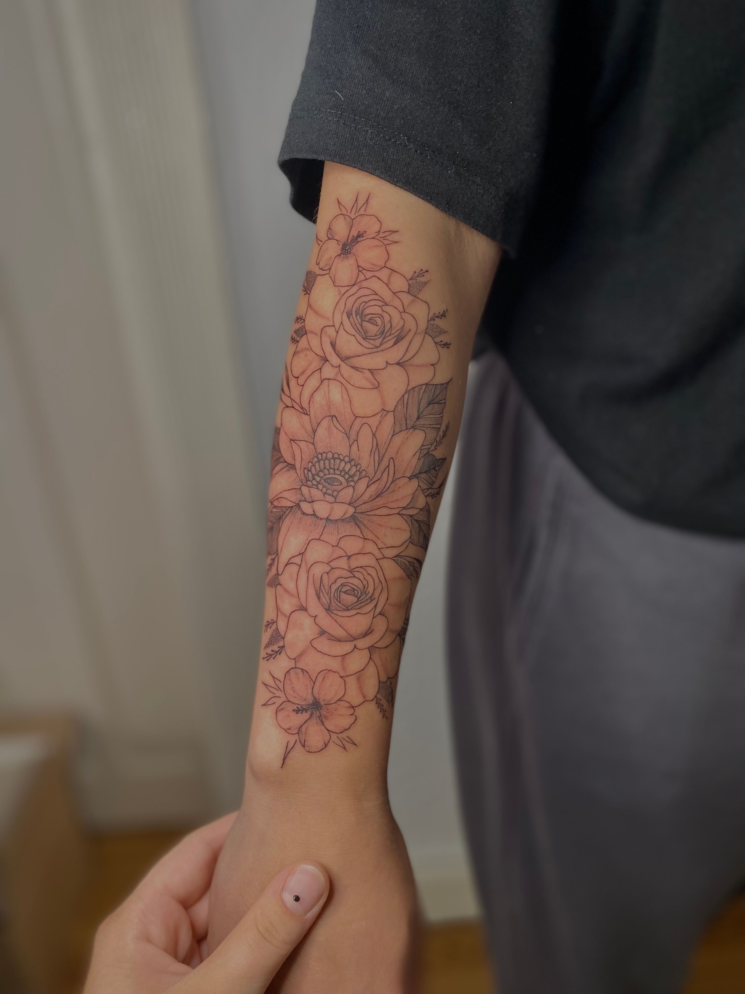 Half Sleeve im Dotwork Style auf Unterarm von Sadmeply Tattoo in Hamburg