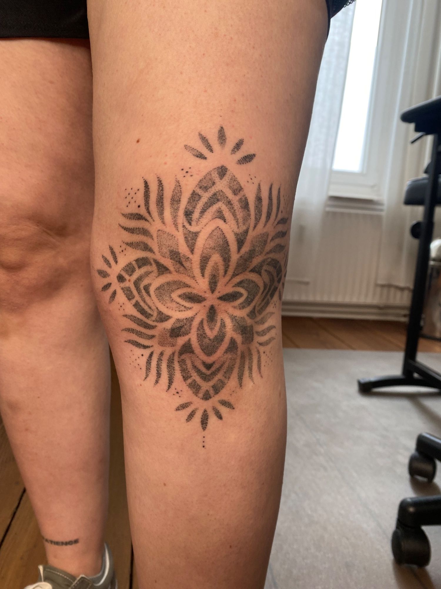 Healed Mandala im Dotwork Style auf Knie / Kniekehle von Sadmeply Tattoo in Hamburg