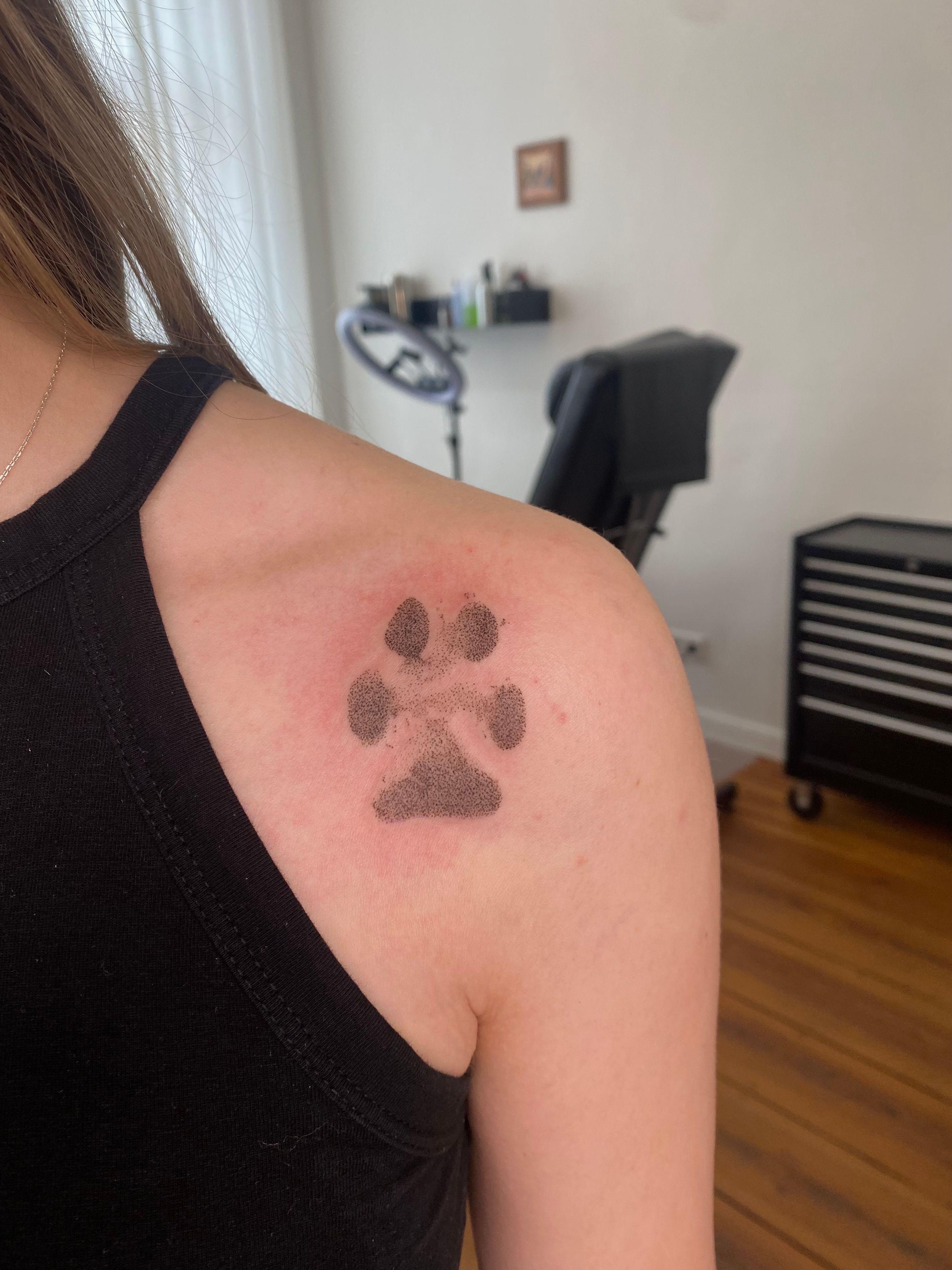 Paw im Dotwork Style auf Schulter von Sadmeply Tattoo in Hamburg