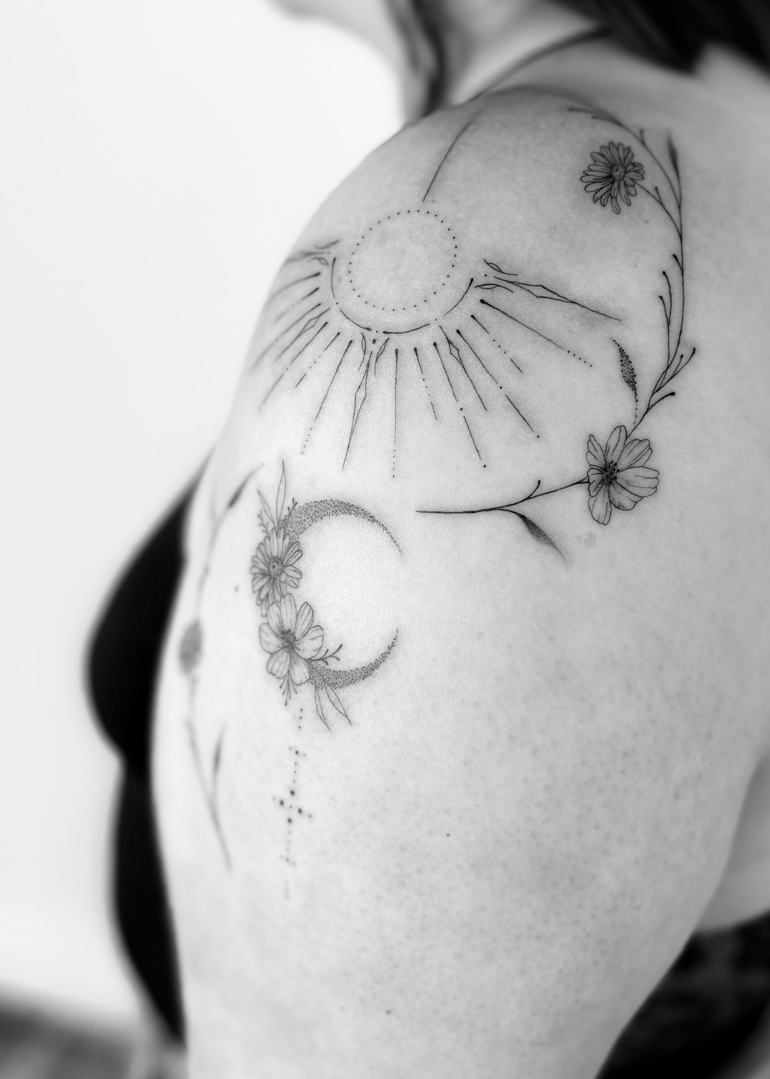 Shoulder Piece im Dotwork Style auf Schulter von Sadmeply Tattoo in Hamburg