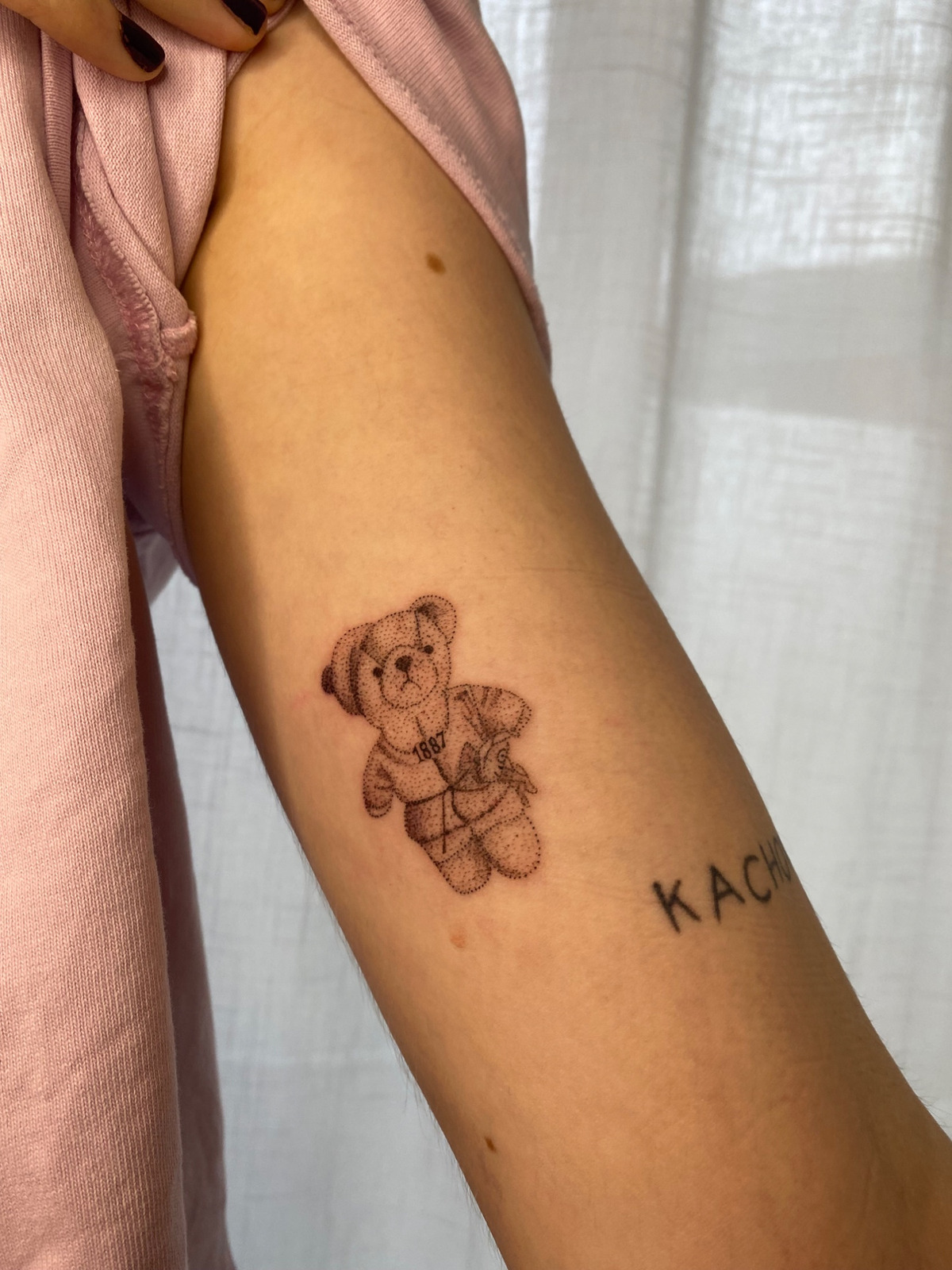 Teddy im Dotwork Style auf Oberarm von Sadmeply Tattoo in Hamburg
