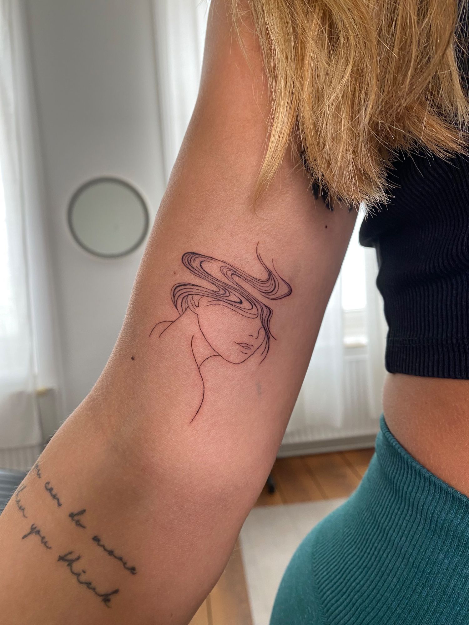 Abstract head im Fineline Style auf Oberarm von Sadmeply Tattoo in Hamburg