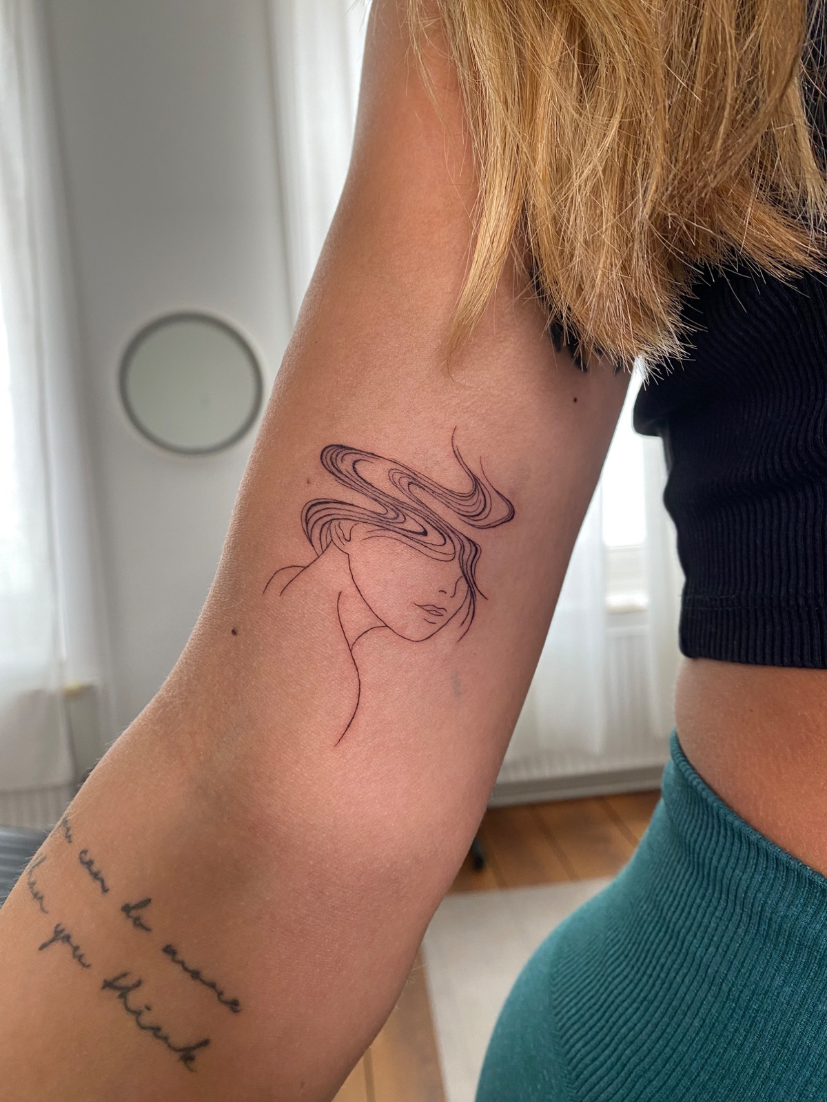 Abstract head im Fineline Style auf Oberarm von Sadmeply Tattoo in Hamburg